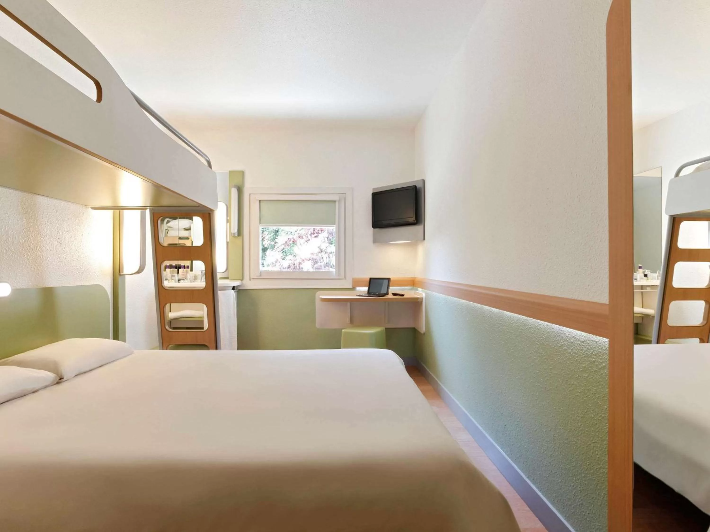 Photo of the whole room, Bed in IBIS Budget Aix en Provence Est Le Canet