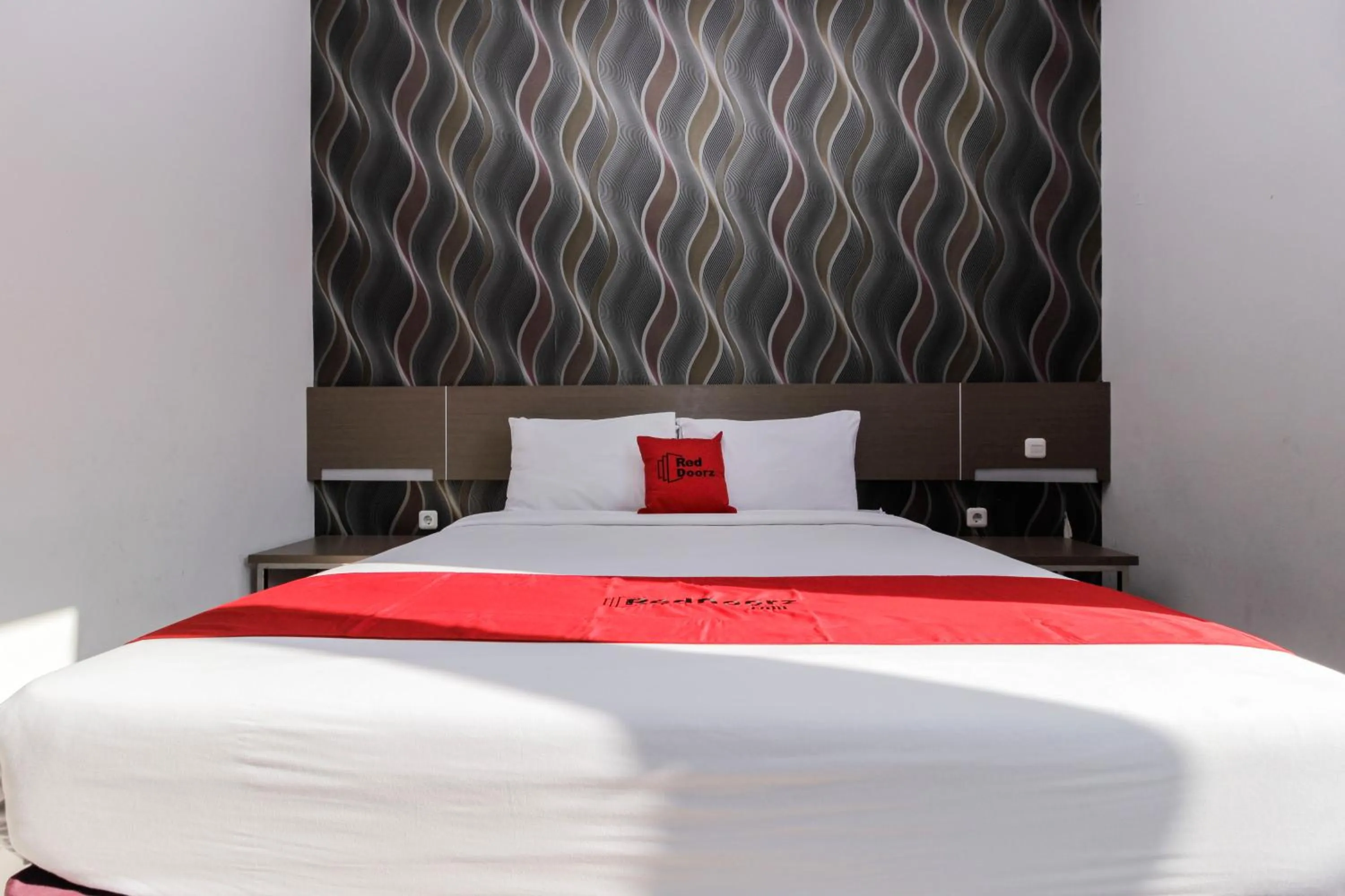 Bedroom, Bed in RedDoorz near Goa Sunyaragi