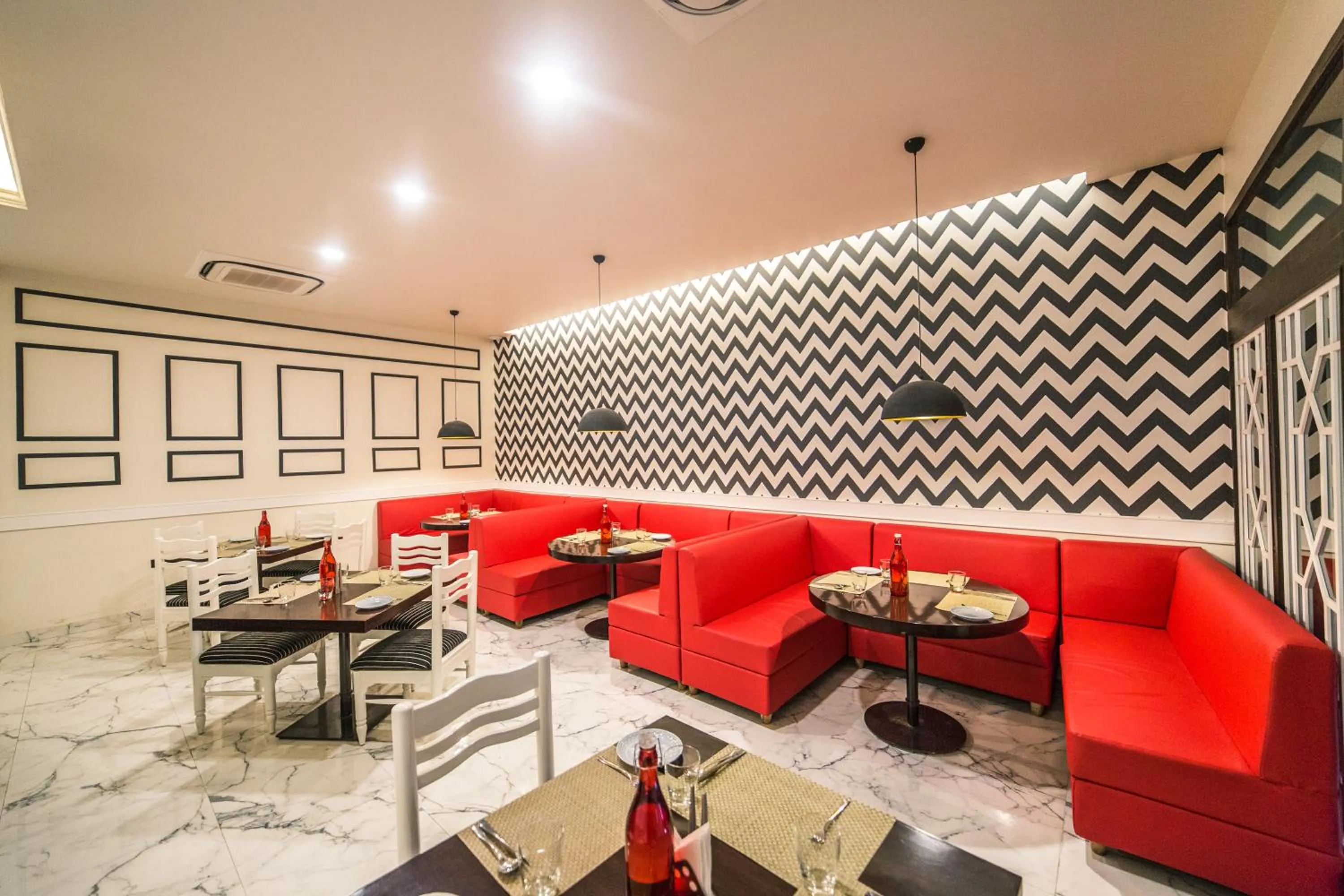 Restaurant/places to eat in Diamond Hotel