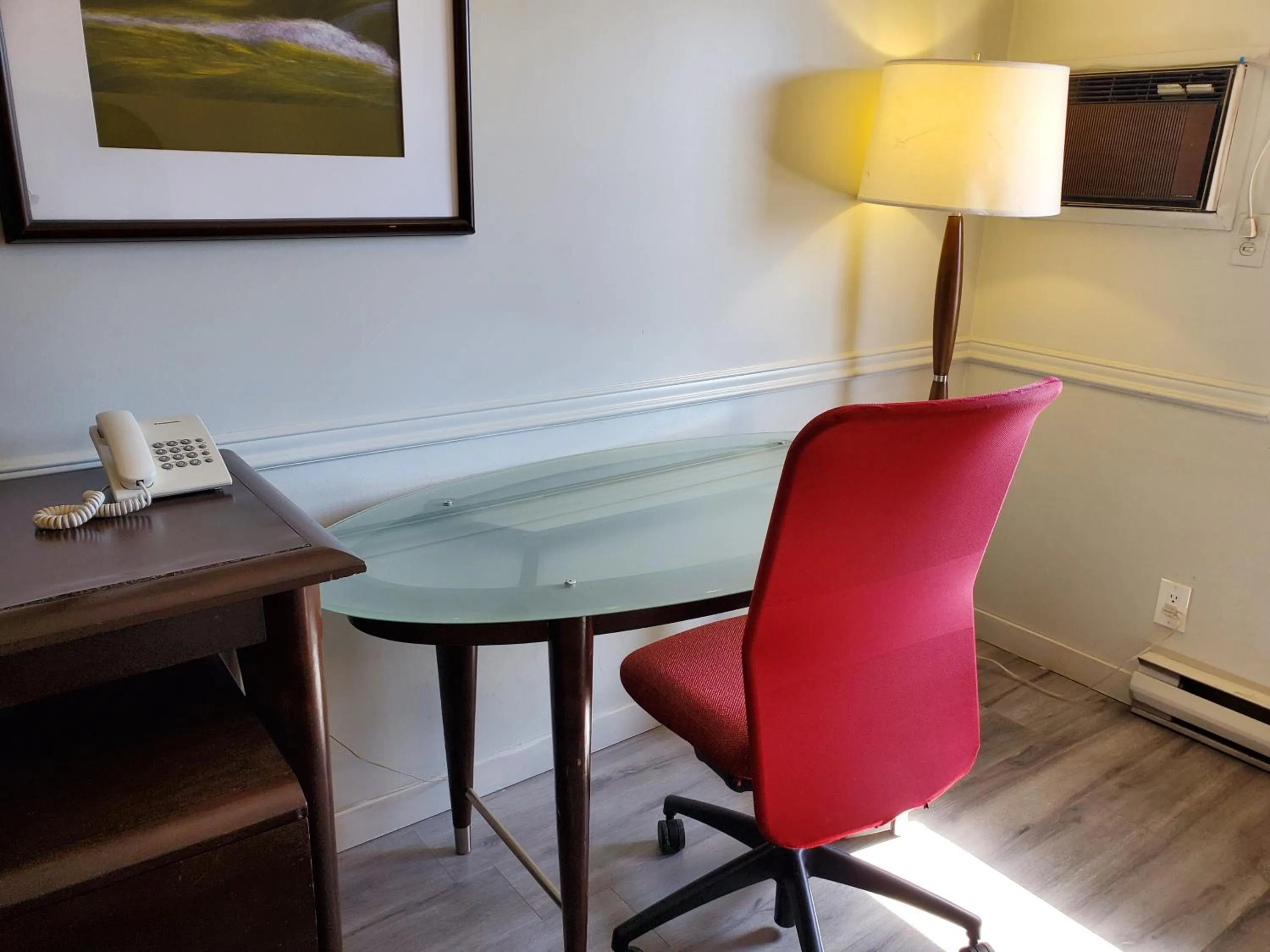 Seating area in Alpine Inn Abbotsford