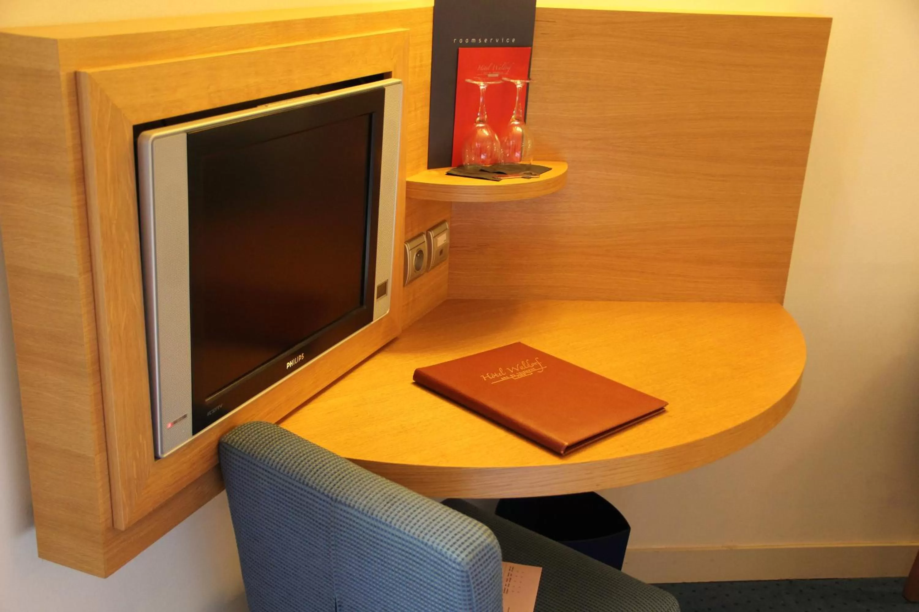 TV and multimedia in Westside Arc de Triomphe Hotel