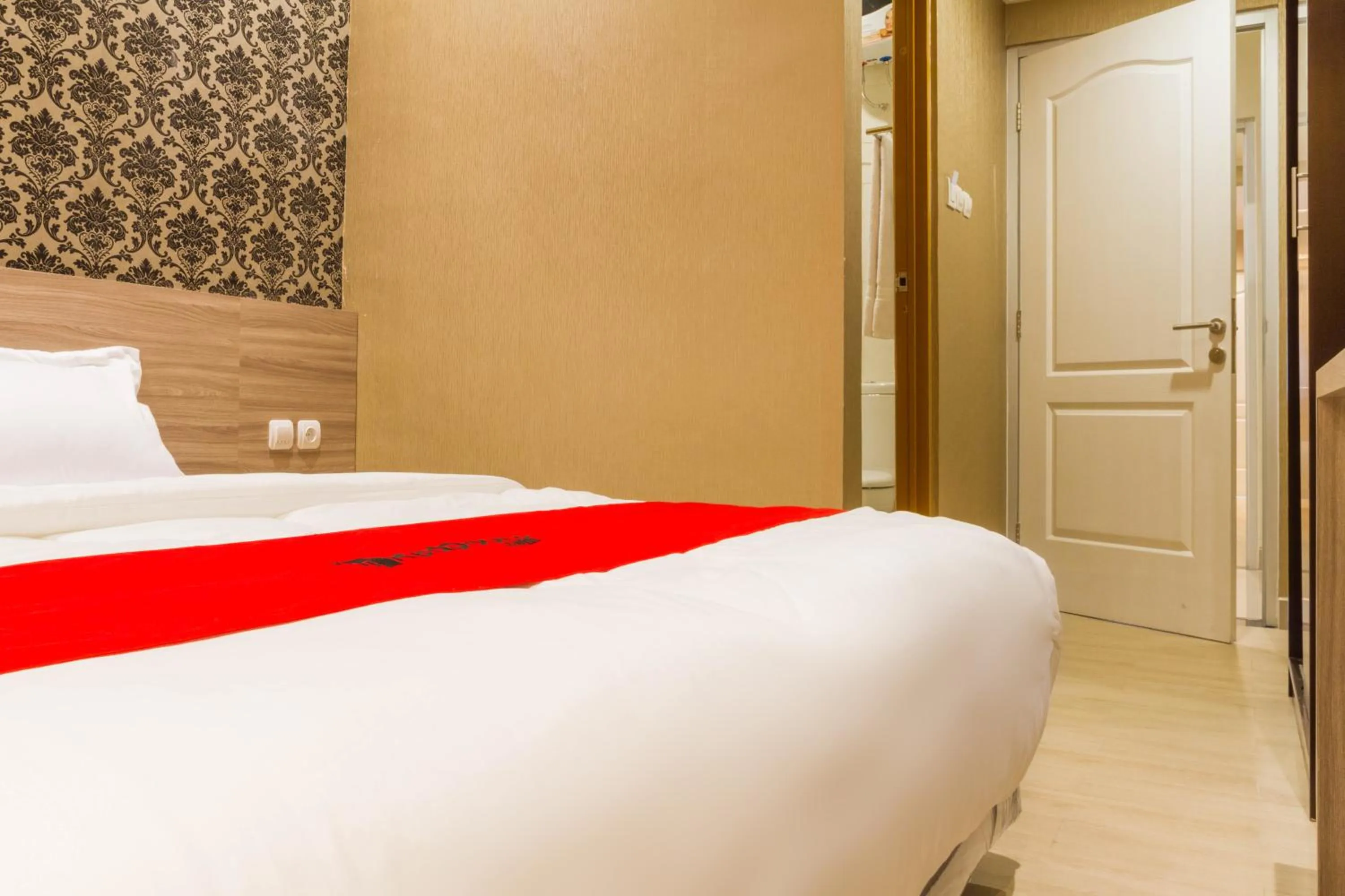 Bedroom, Bed in RedDoorz Plus @ Dipatiukur