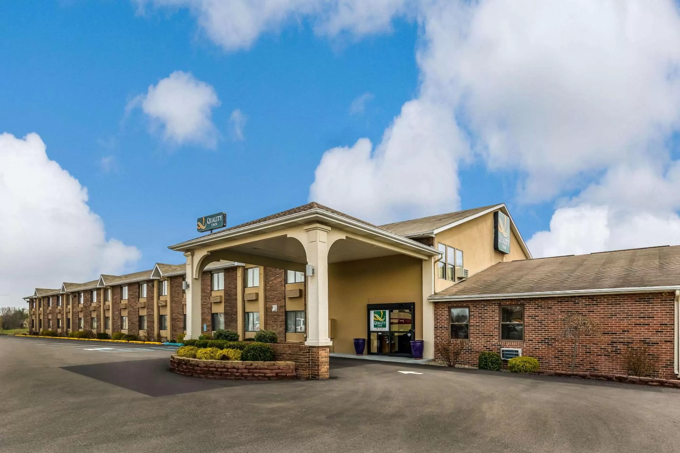 Property building in Quality Inn I-74 Batesville