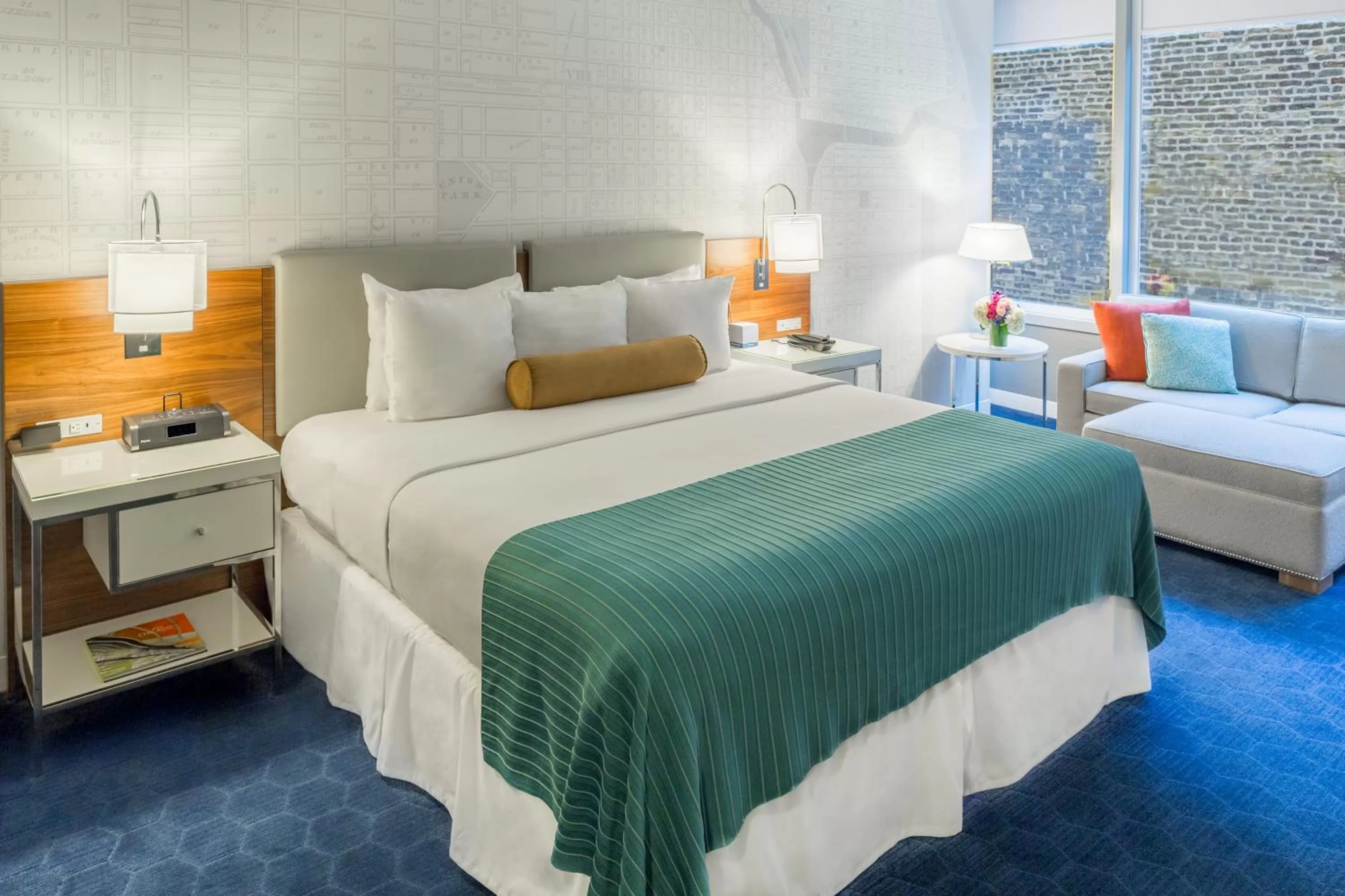 Photo of the whole room, Bed in Kinzie Hotel