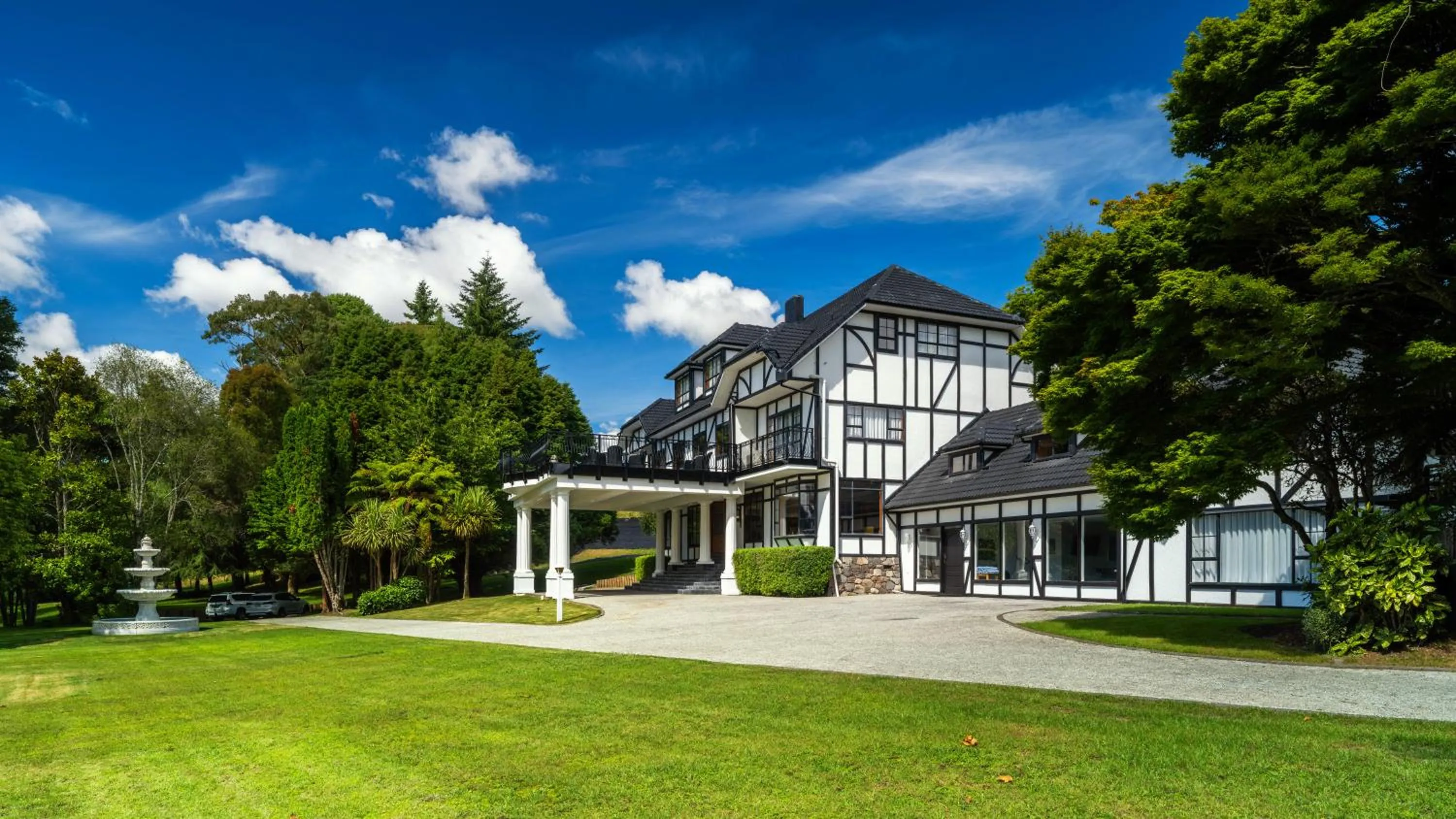 Property building in Hana Lodge