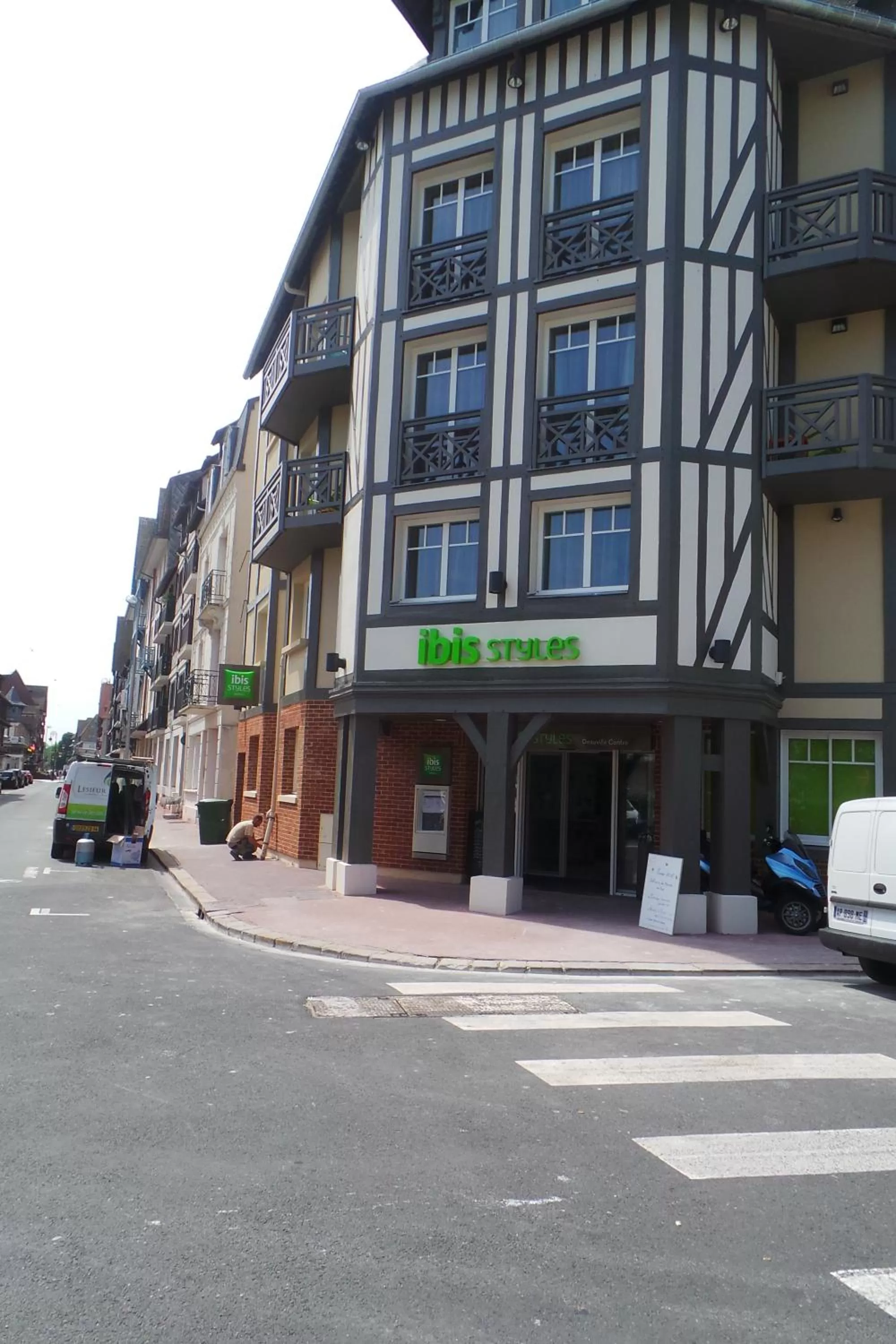 Facade/entrance in ibis Styles Deauville Centre