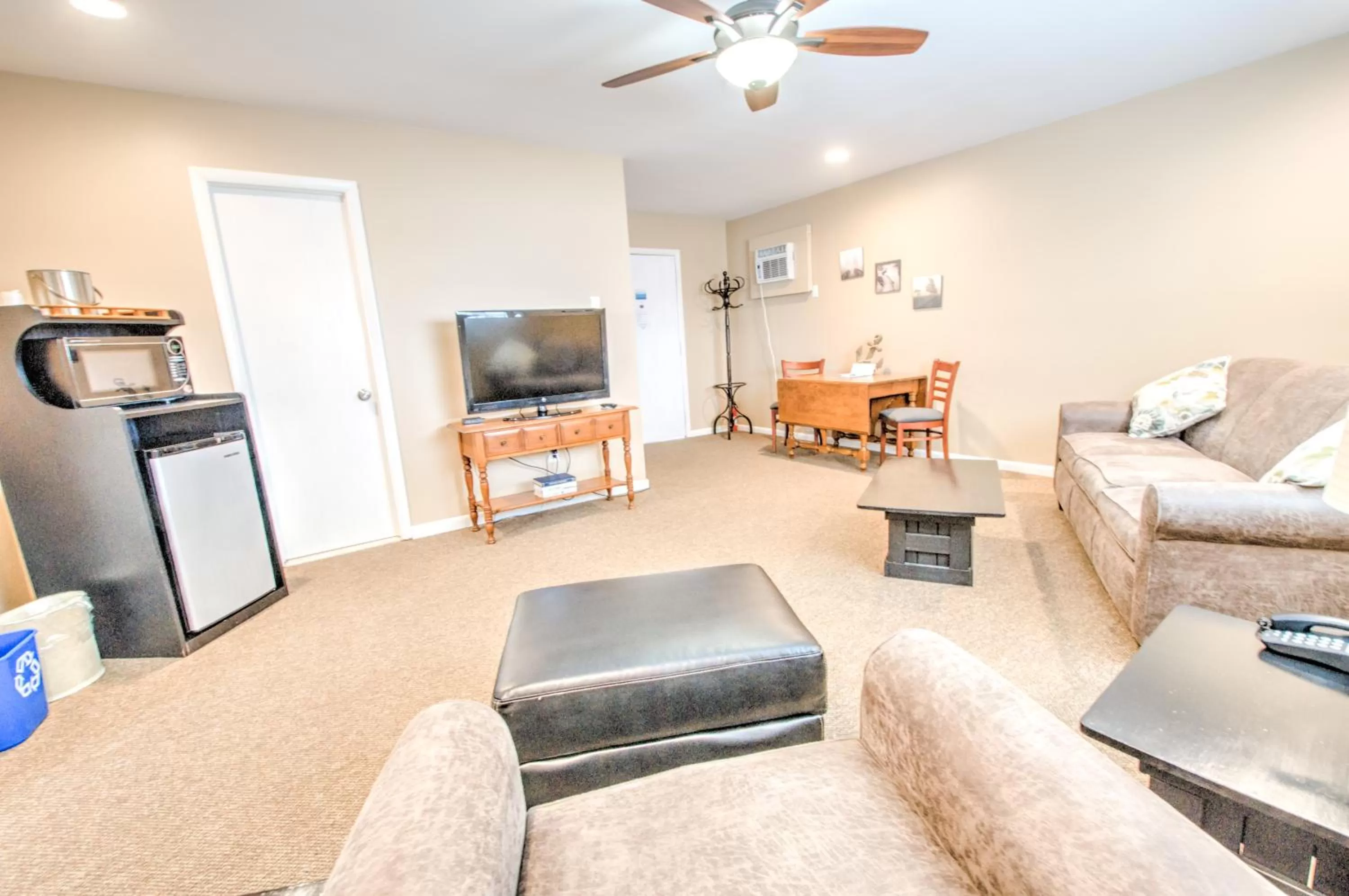 Living room in East Shore Lodging