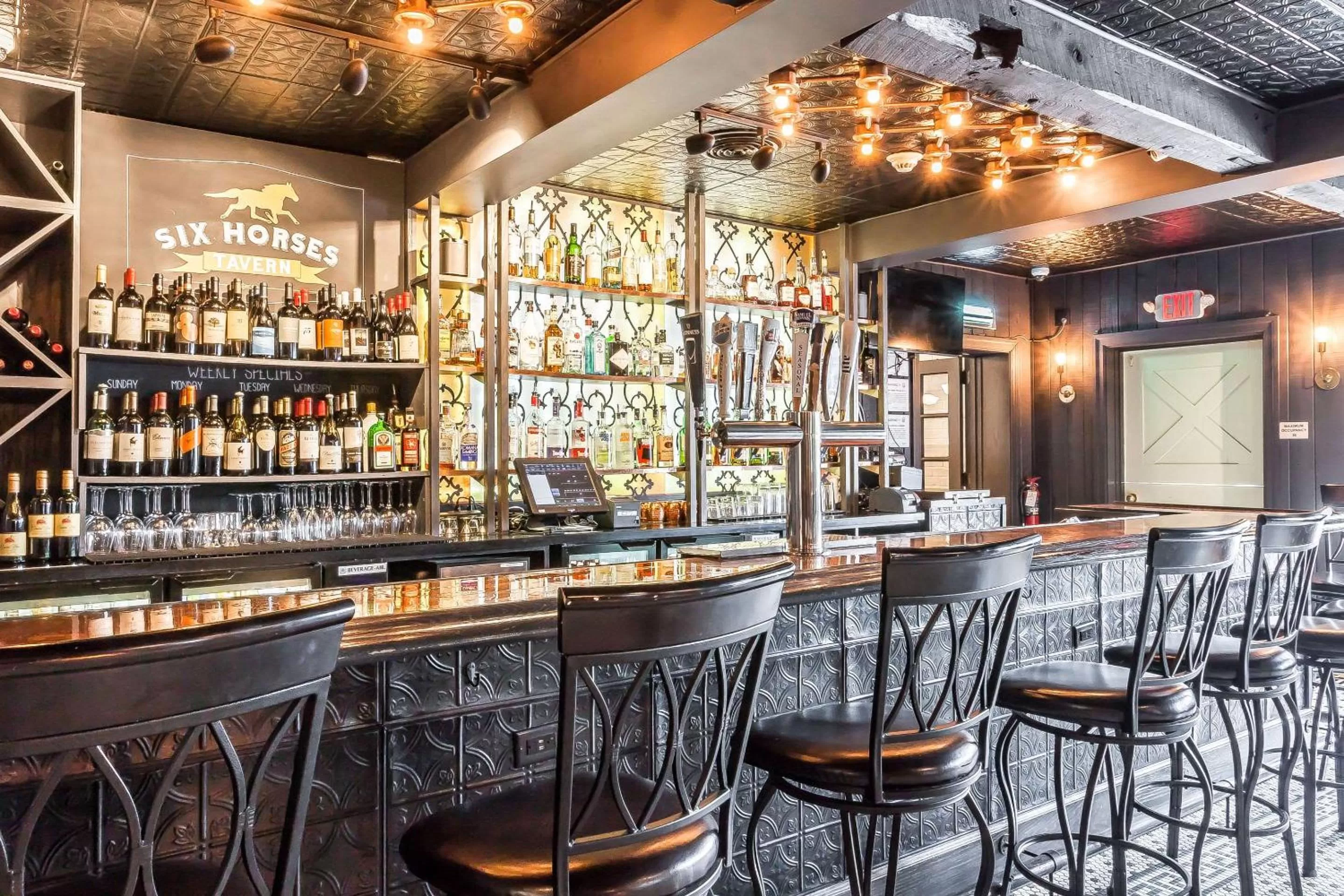 Lounge or bar in The Aurora Inn Hotel and Event Center