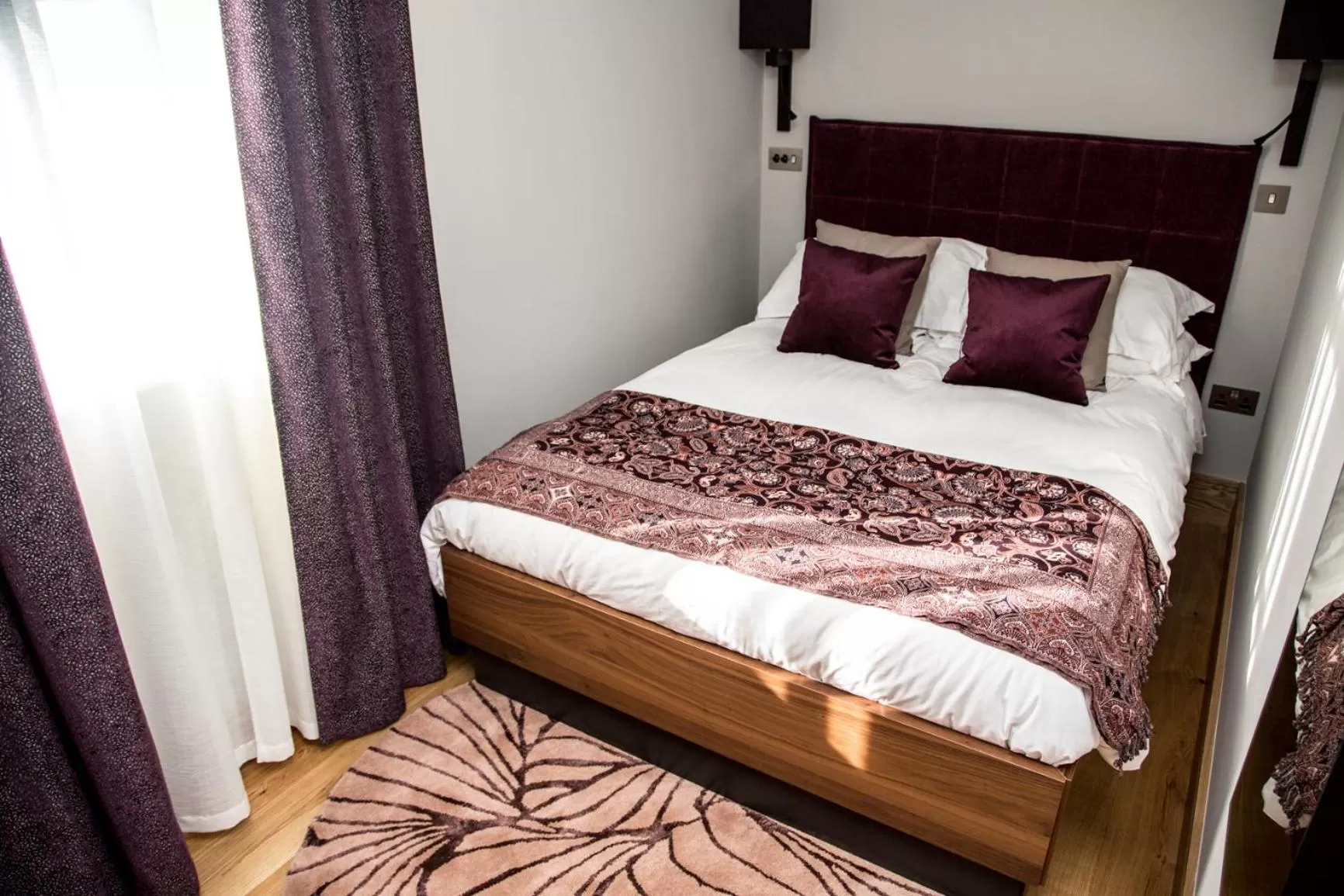 Bed in The Hugo - Hotel Concept Canterbury