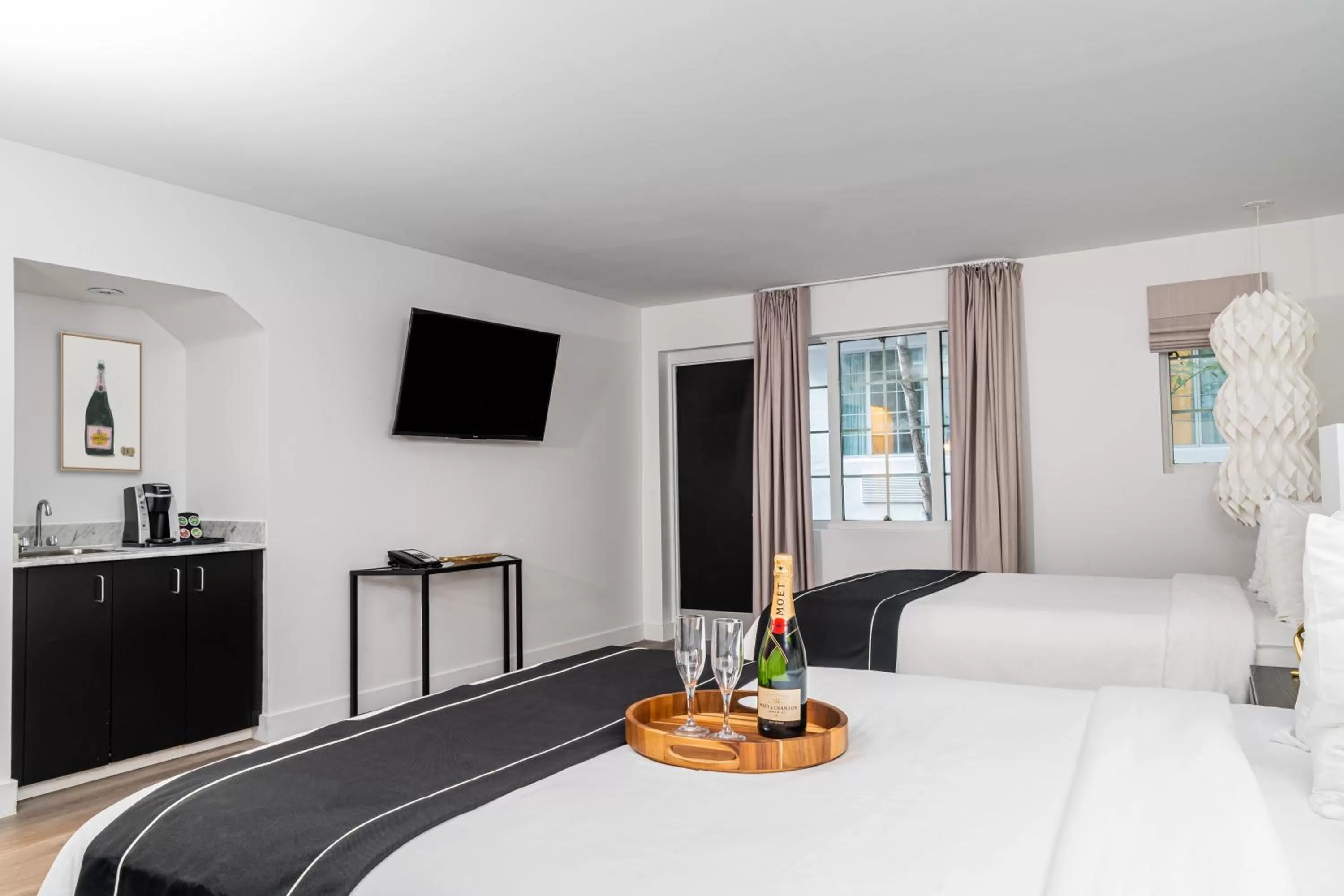 Communal lounge/ TV room, Bed in Essex House Hotel