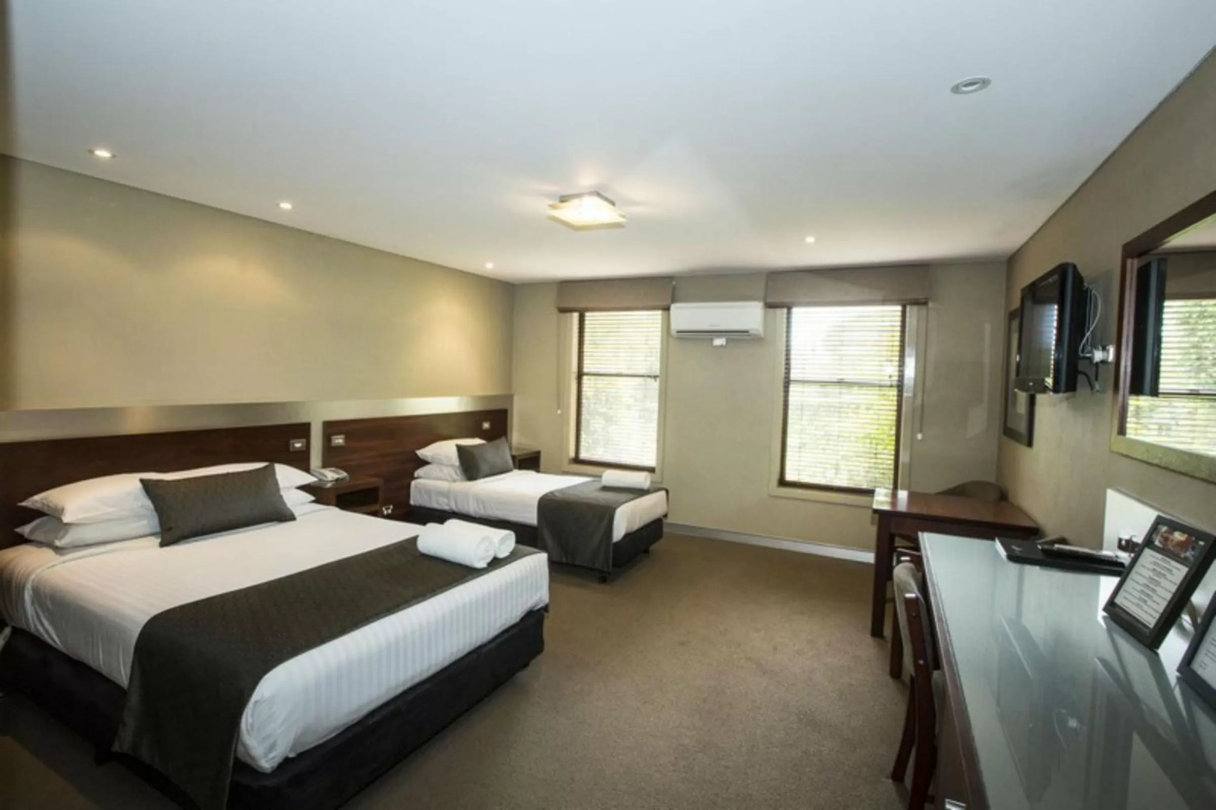 Bed in Seacombe House Motor Inn Port Fairy