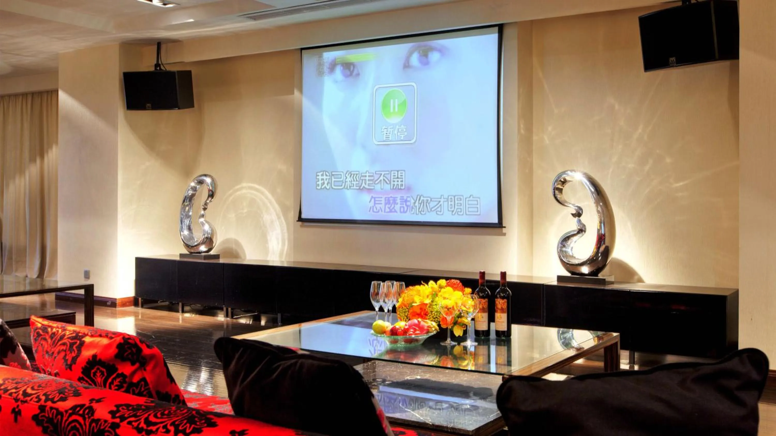 Lounge or bar in Holiday Inn Shanghai Hongqiao West by IHG