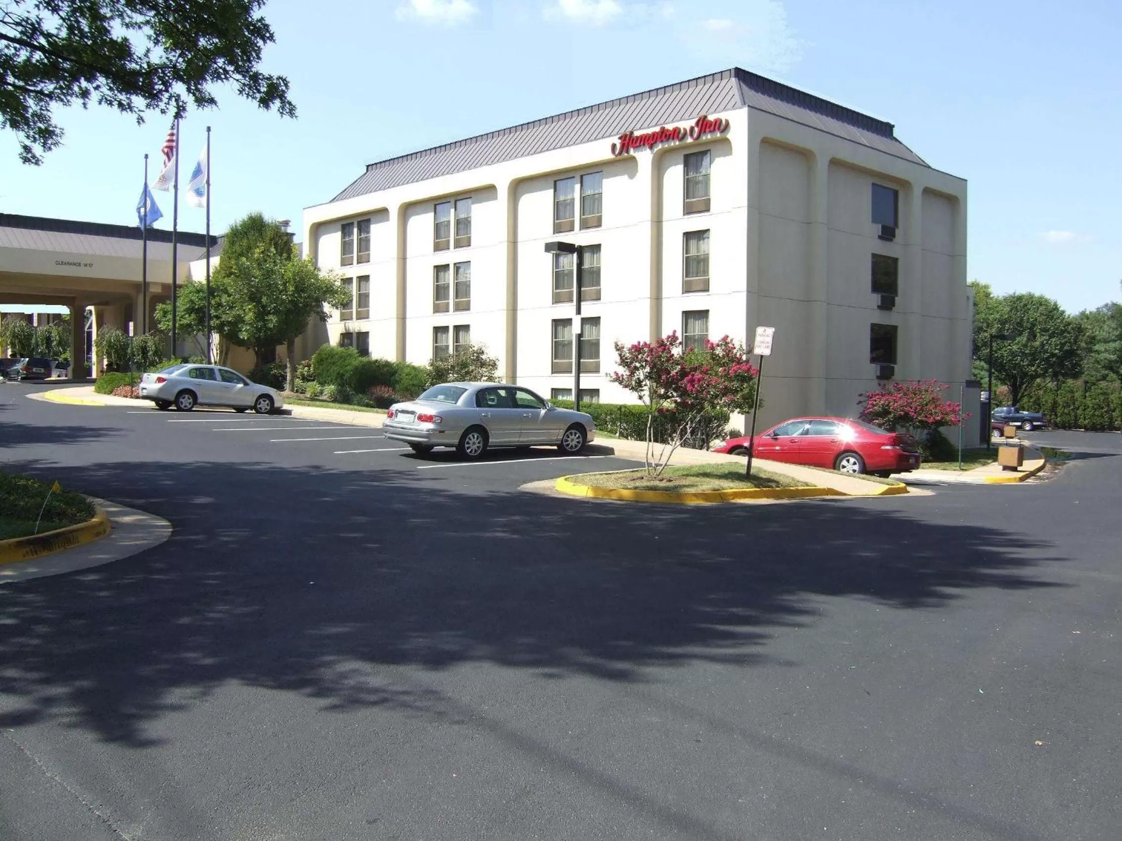 Property building in Hampton Inn Alexandria