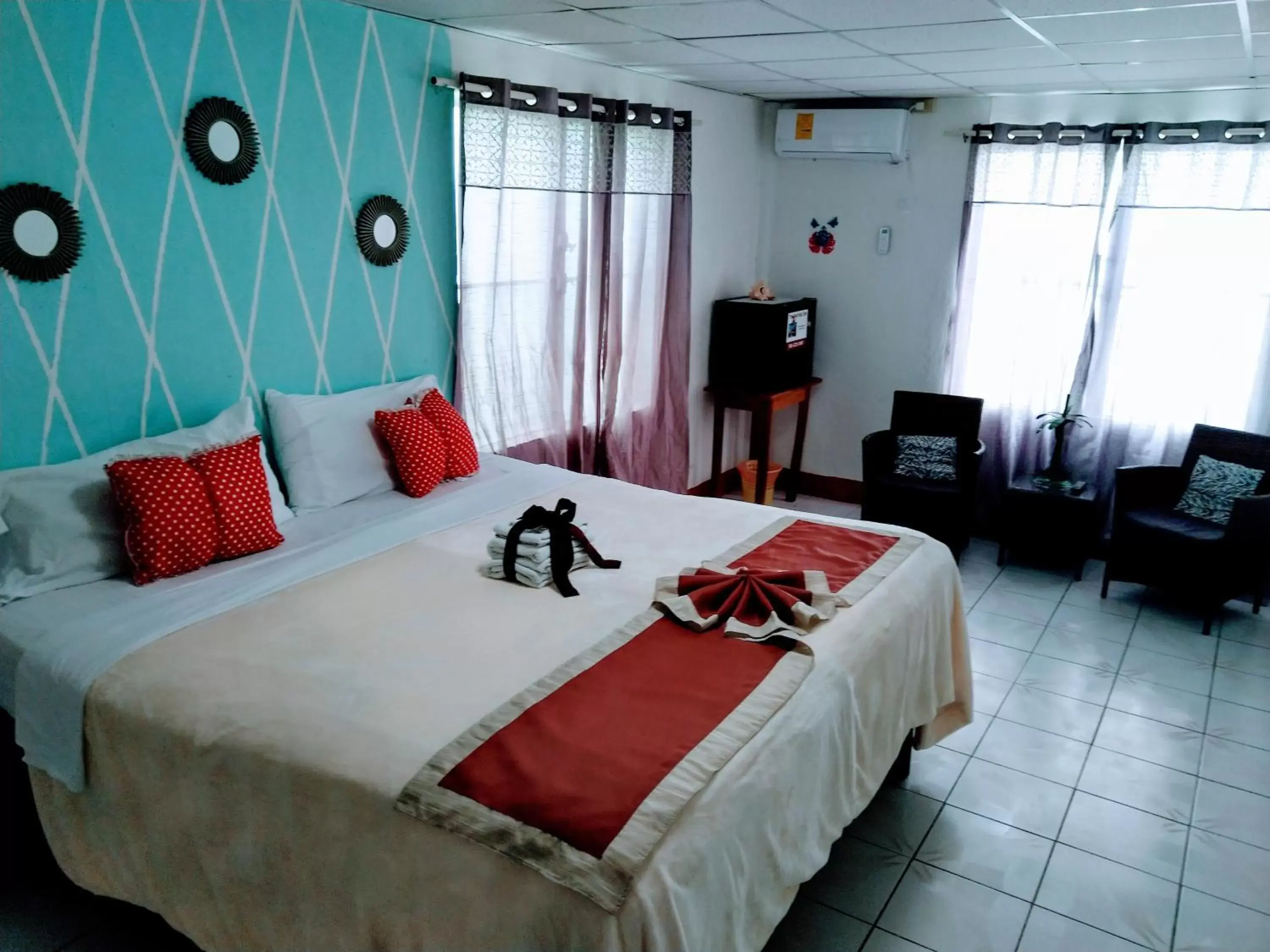 King Suite in The Red Hut Inn King Suite in The Red Hut Inn