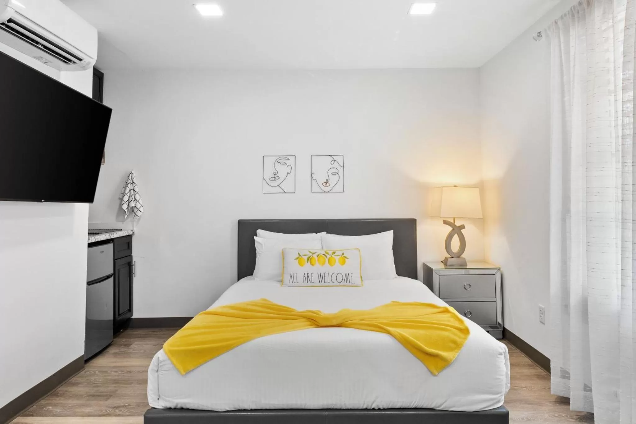 Bedroom, Bed in Sunset Inn-South Miami