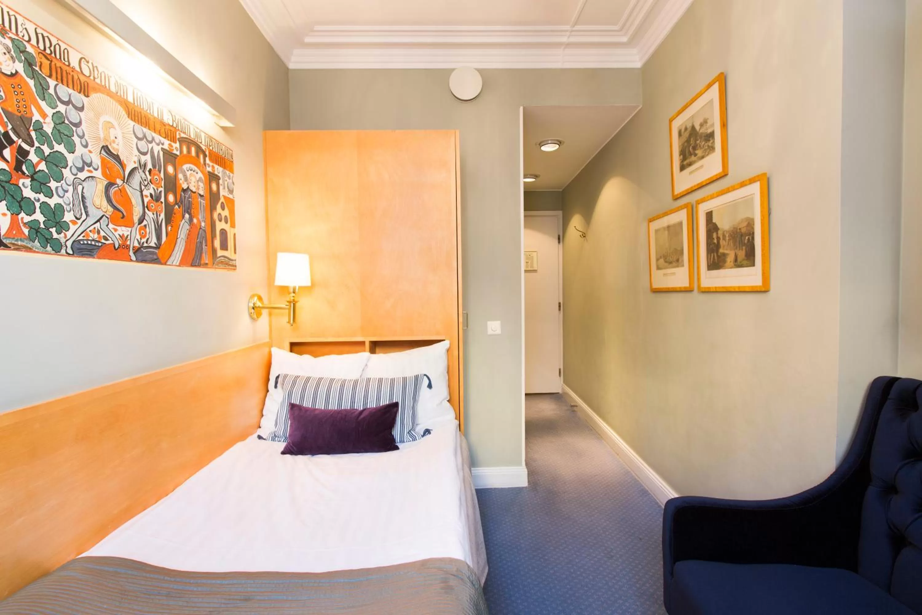 Single Room in Lady Hamilton Hotel