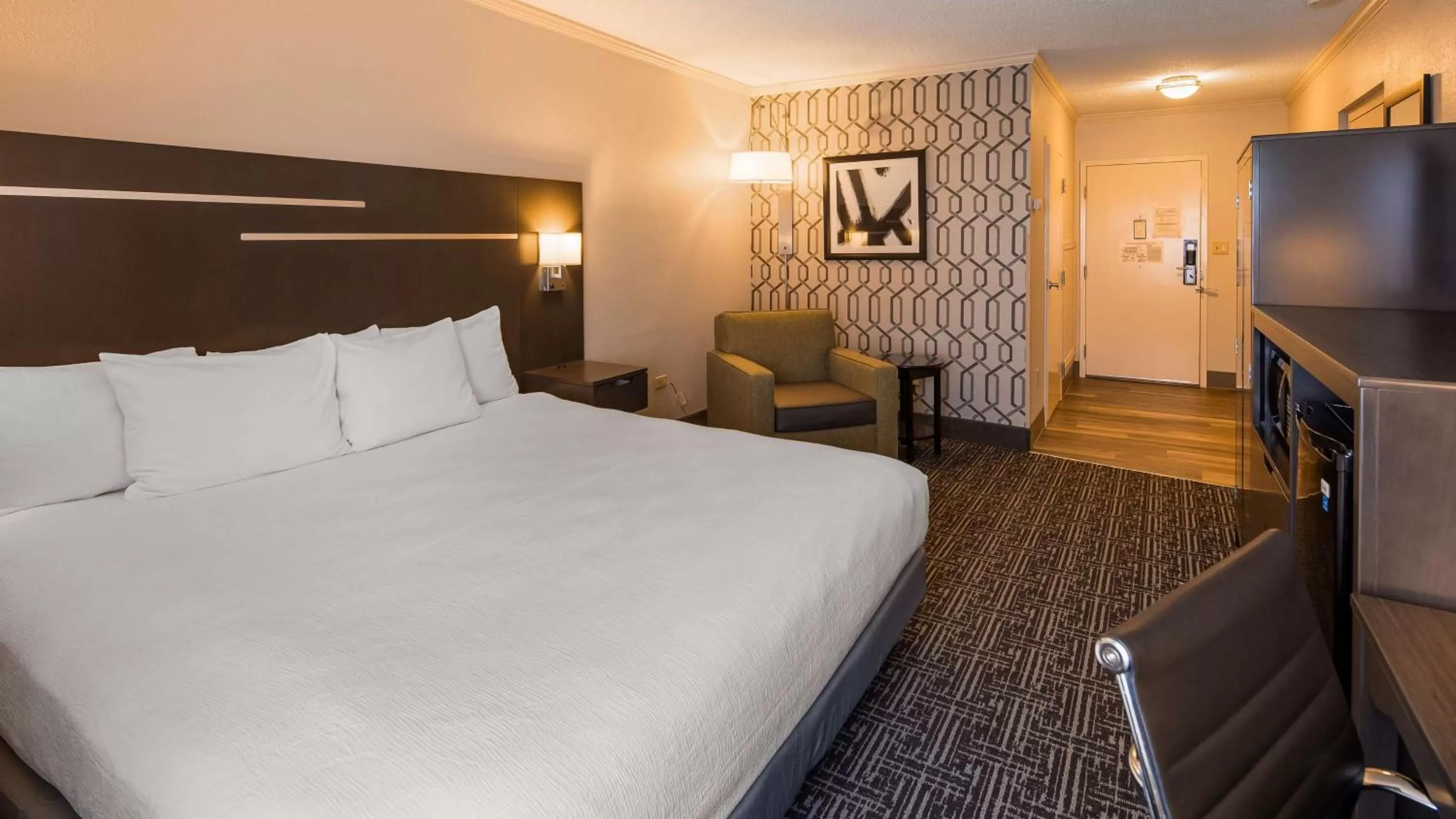 Bedroom, Bed in Best Western Plus Morristown Conference Center