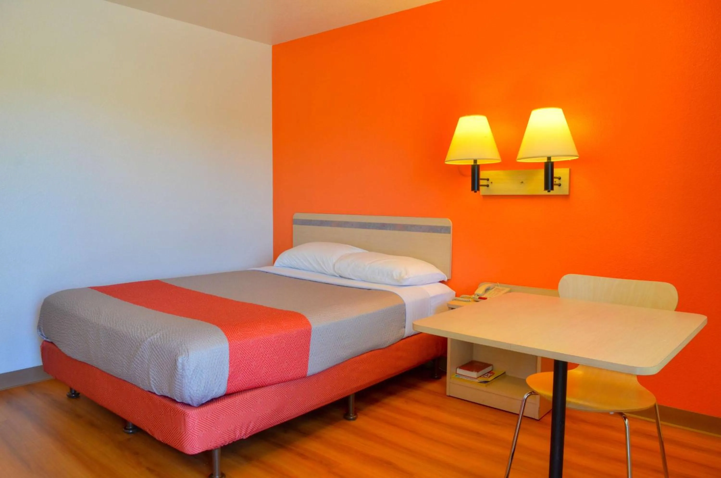 Photo of the whole room, Bed in Motel 6-Santa Nella, CA - Los Banos - Interstate 5