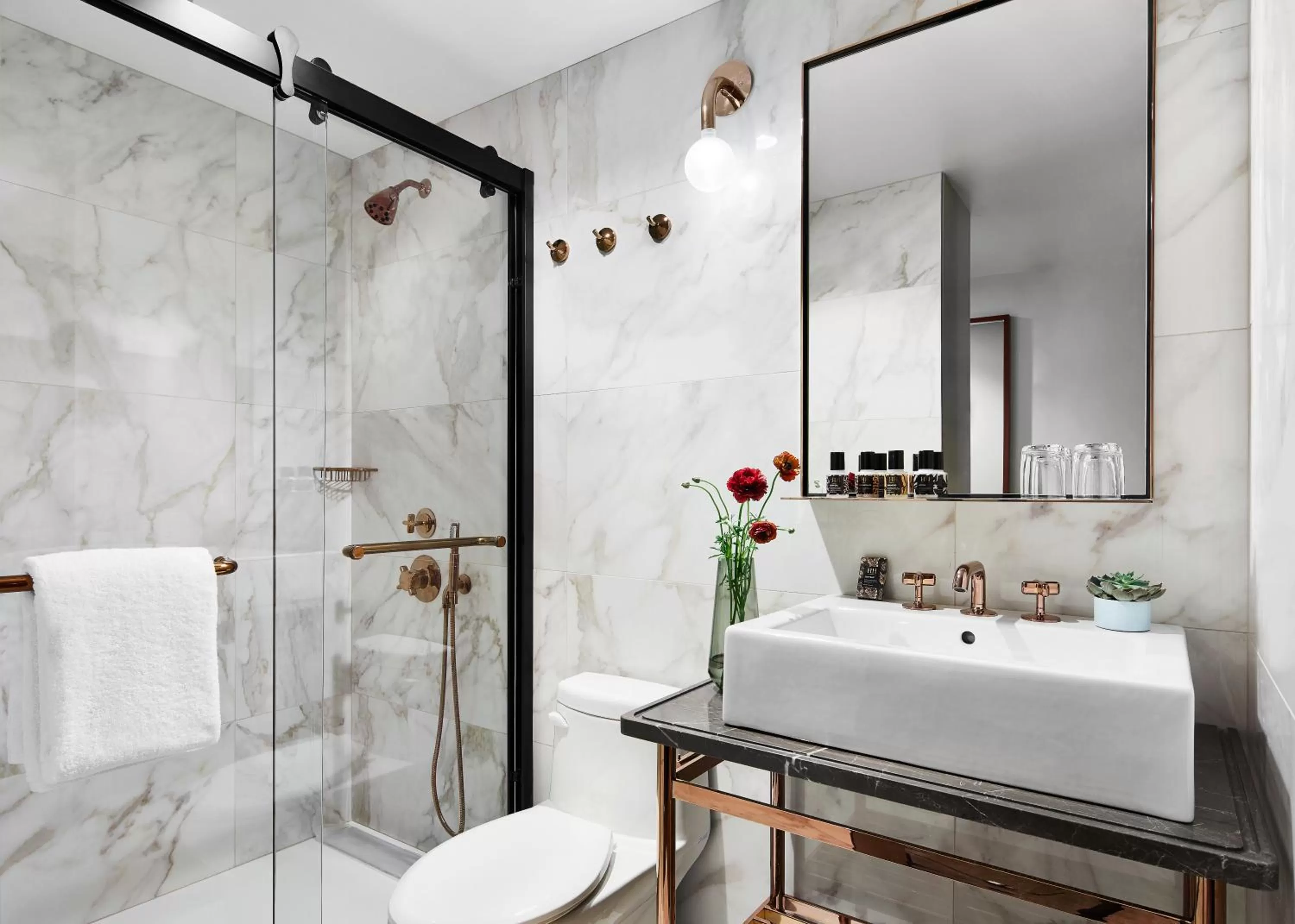 Shower in Hotel Hendricks