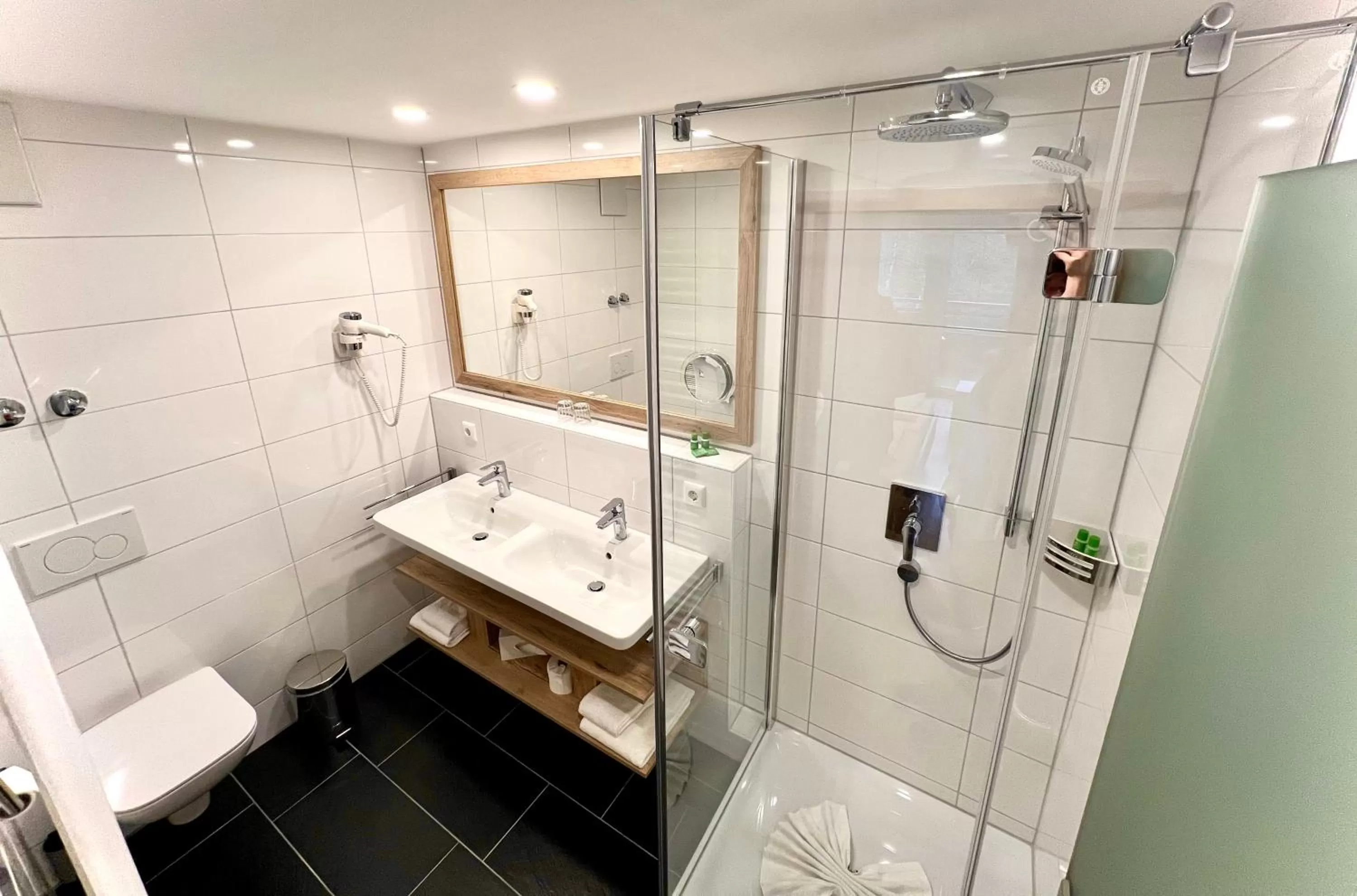 Shower, Bathroom in Naturhotel Café Waldesruhe