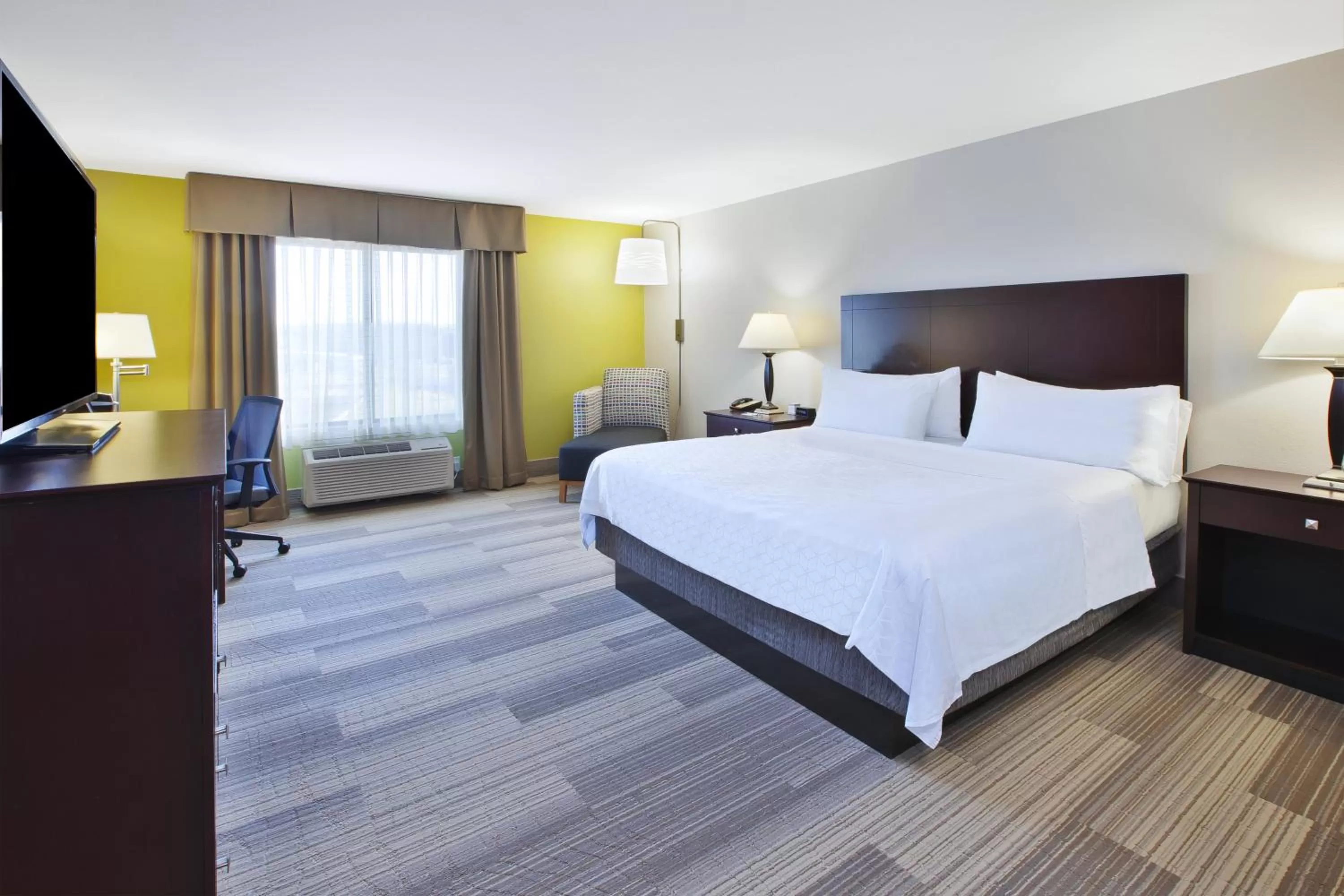 Photo of the whole room, Bed in Holiday Inn Express Niles by IHG