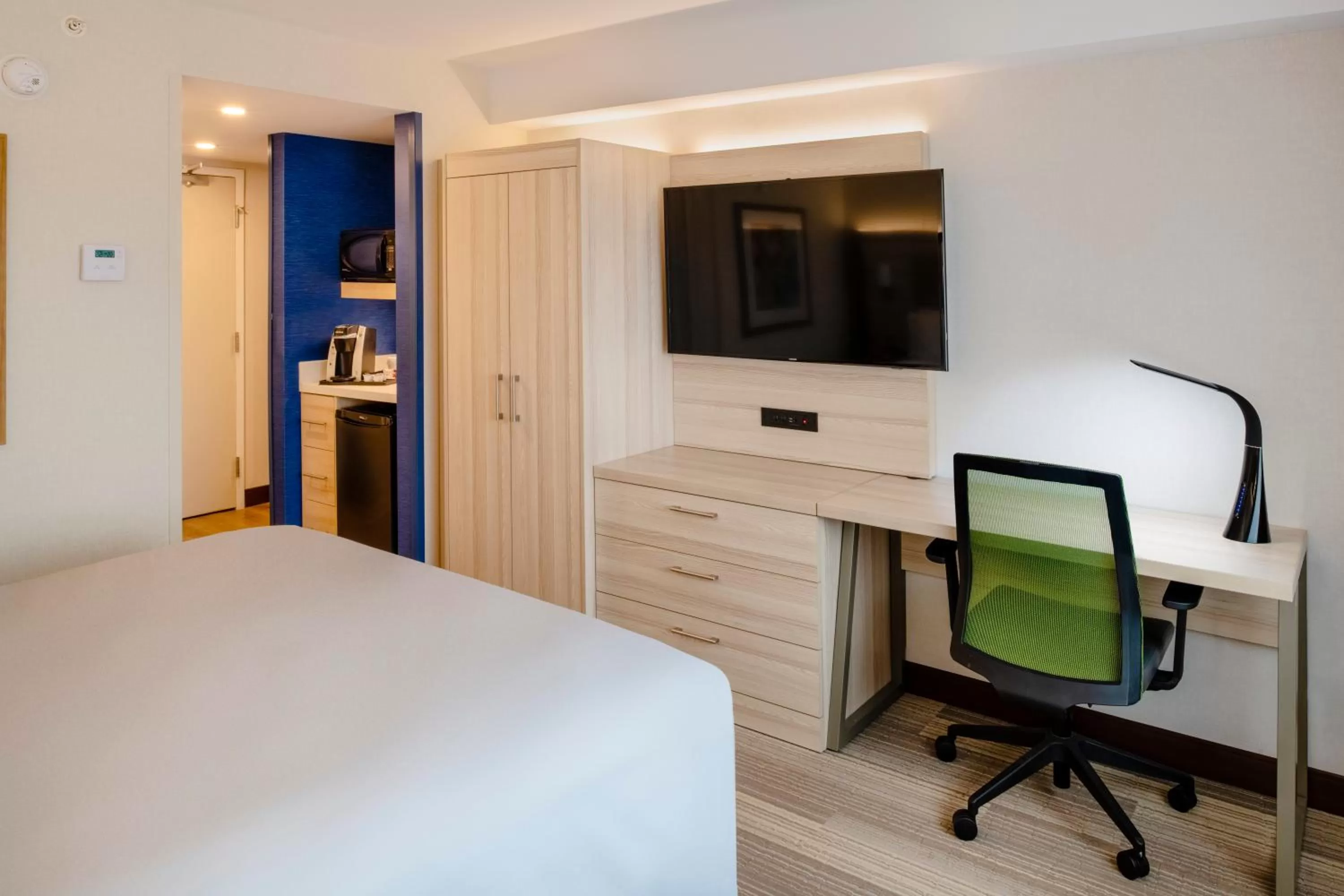 Photo of the whole room, Bed in Holiday Inn Express & Suites Halifax - Bedford by IHG