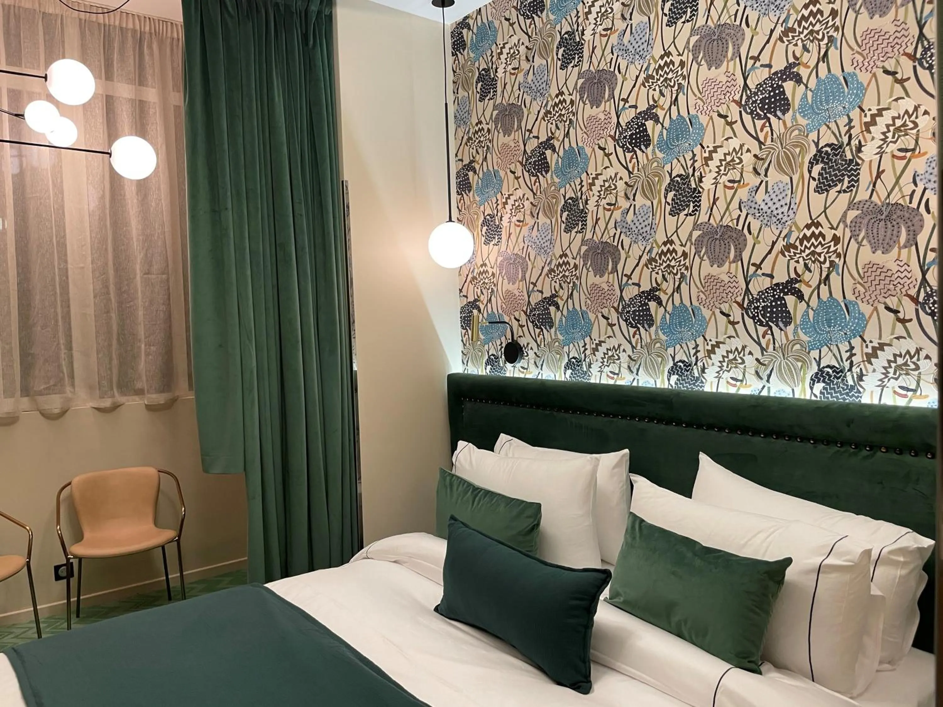 Bed in Hotel 33 Marbeuf