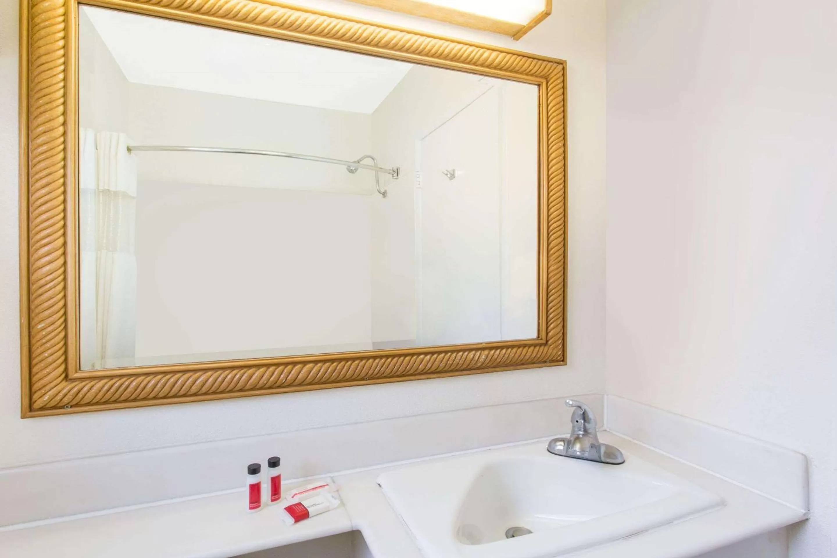 Bathroom in Travelodge by Wyndham Williams Grand Canyon