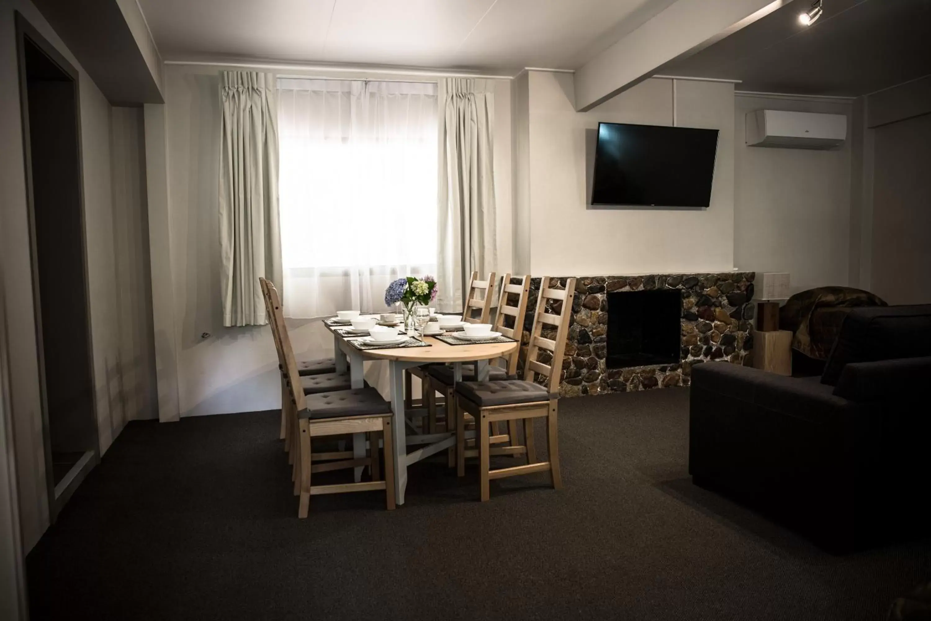 Deluxe Family Room in Tall Trees Motel Mountain Retreat Deluxe Family Room in Tall Trees Motel Mountain Retreat