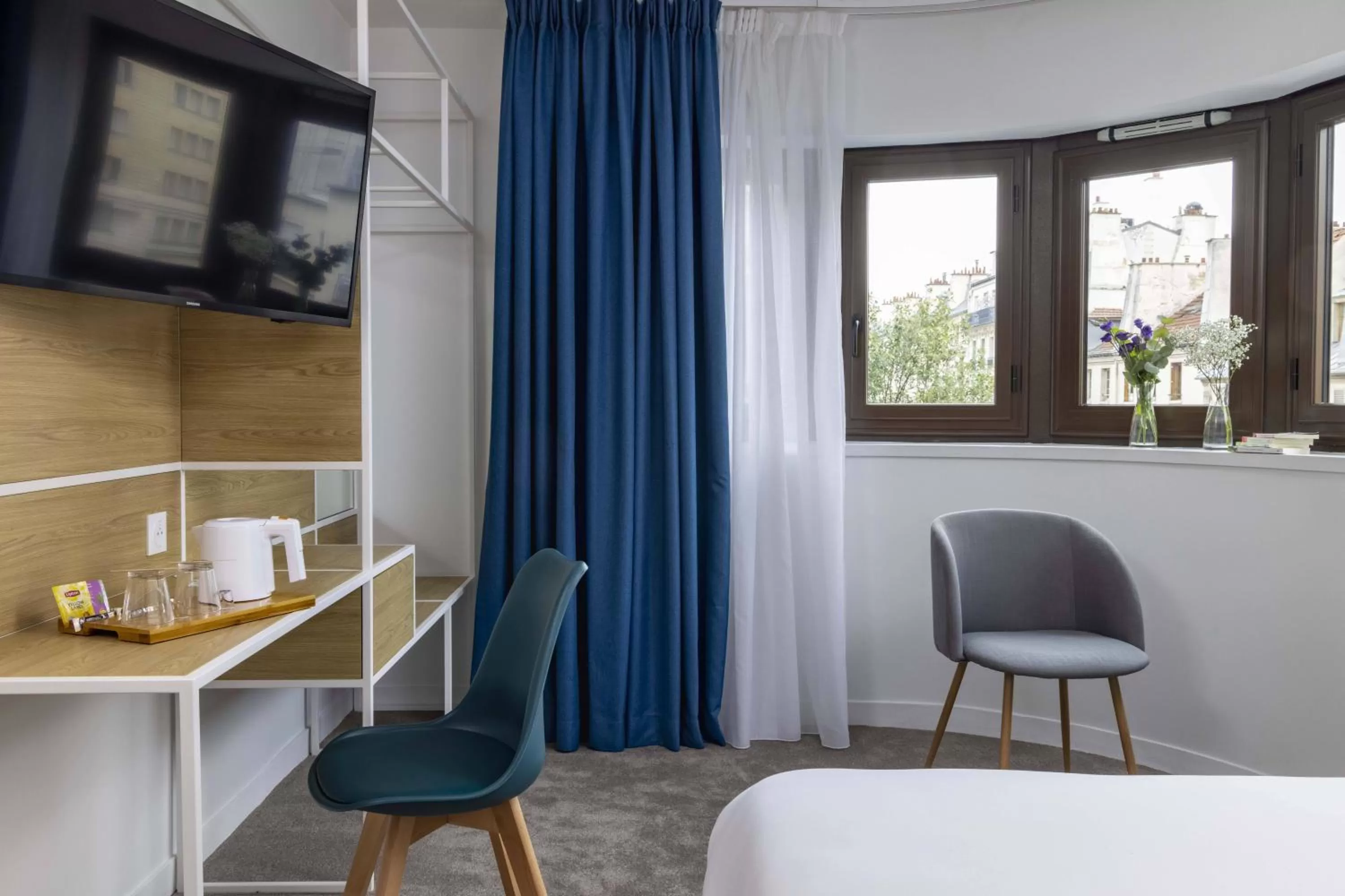 Living room, Bed in Hotel Paris Louis Blanc