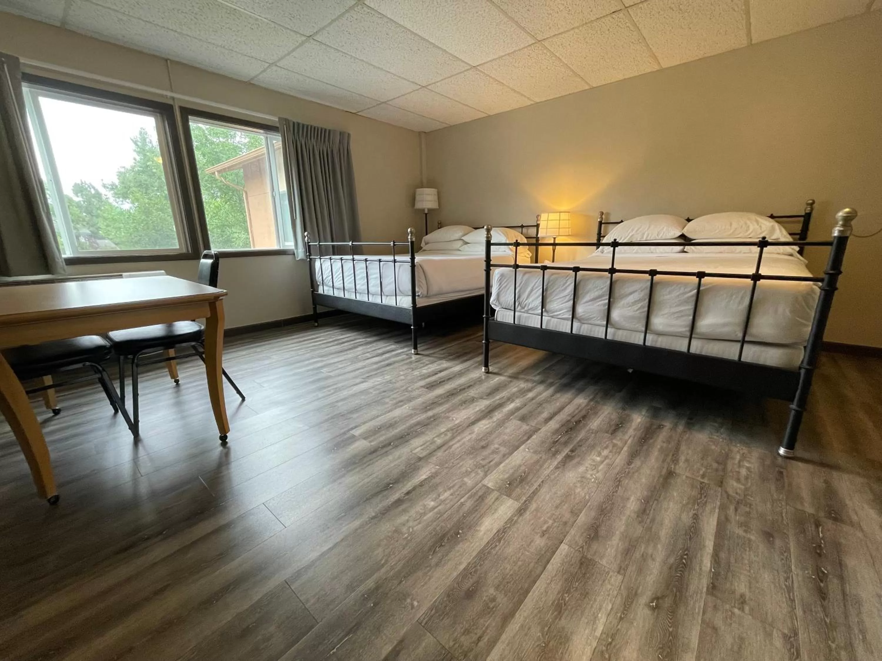 Photo of the whole room, Bed in Boulder Twin Lakes Inn