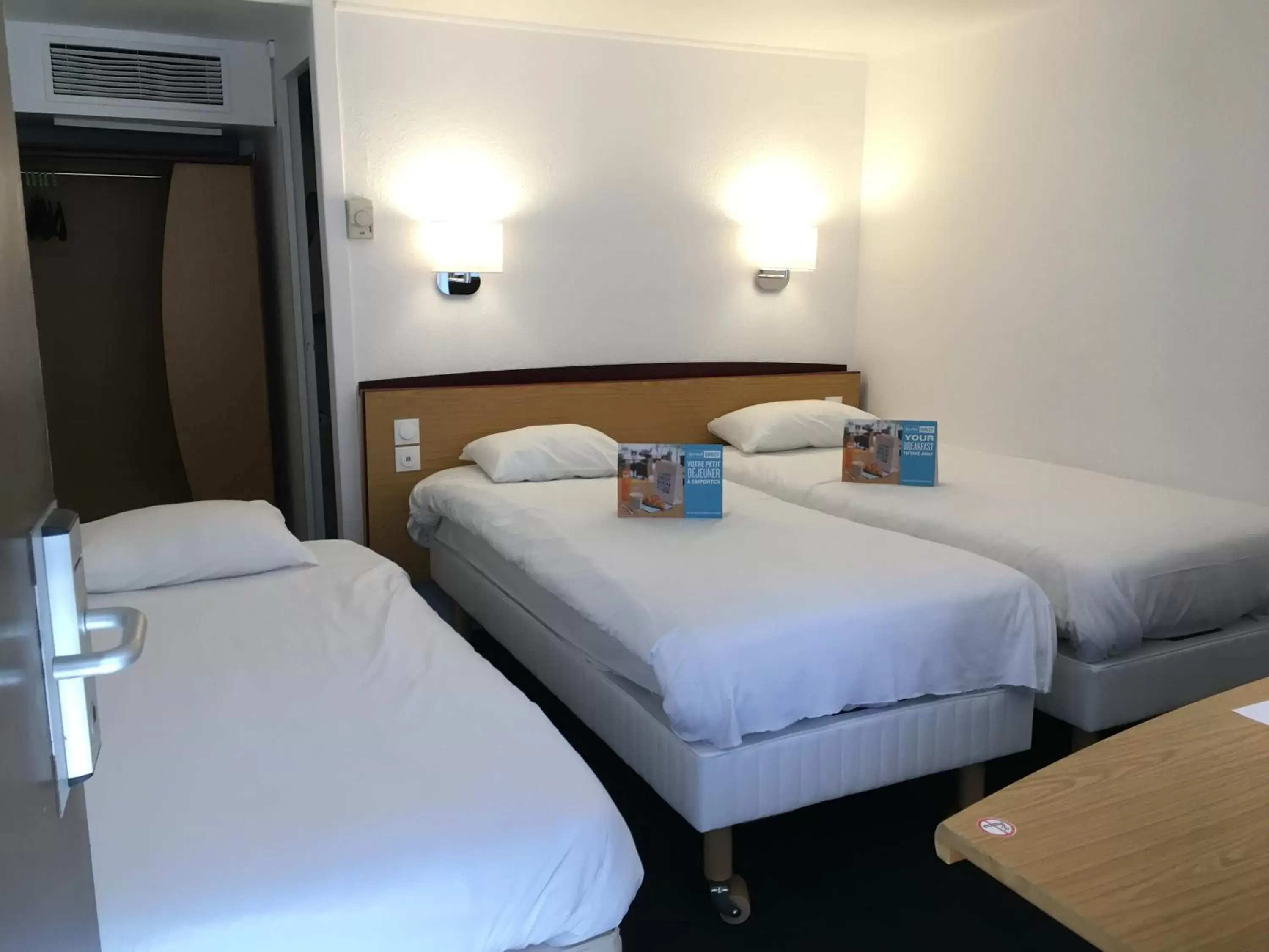 Triple Room with 2 Single Beds and 1 Junior Bed in Kyriad Direct Marseille Ouest - Martigues Triple Room with 2 Single Beds and 1 Junior Bed in Kyriad Direct Marseille Ouest - Martigues