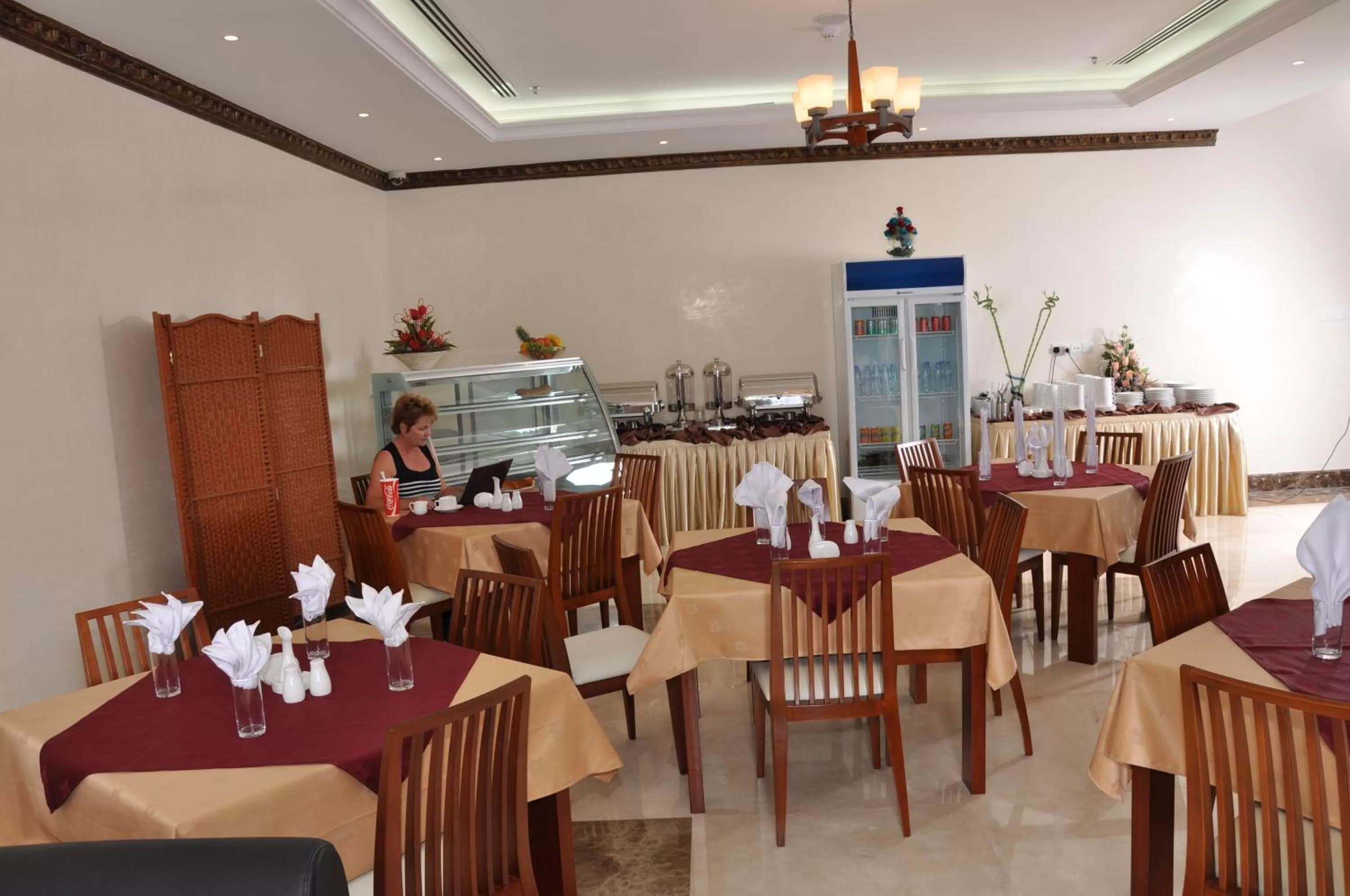 Restaurant/places to eat in Akas-Inn Hotel Apartment