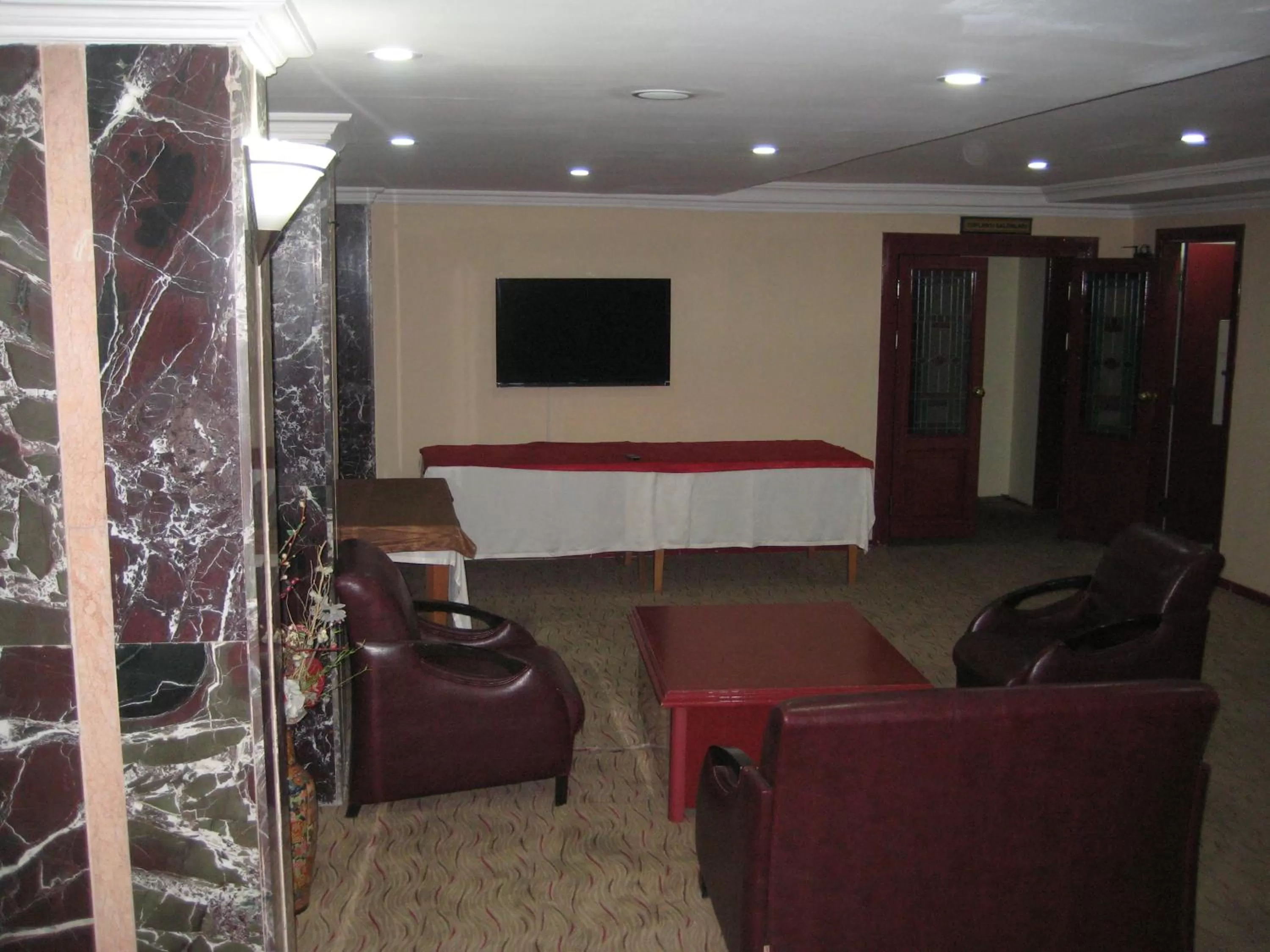 Communal lounge/ TV room, Lounge/Bar in Miroglu Hotel