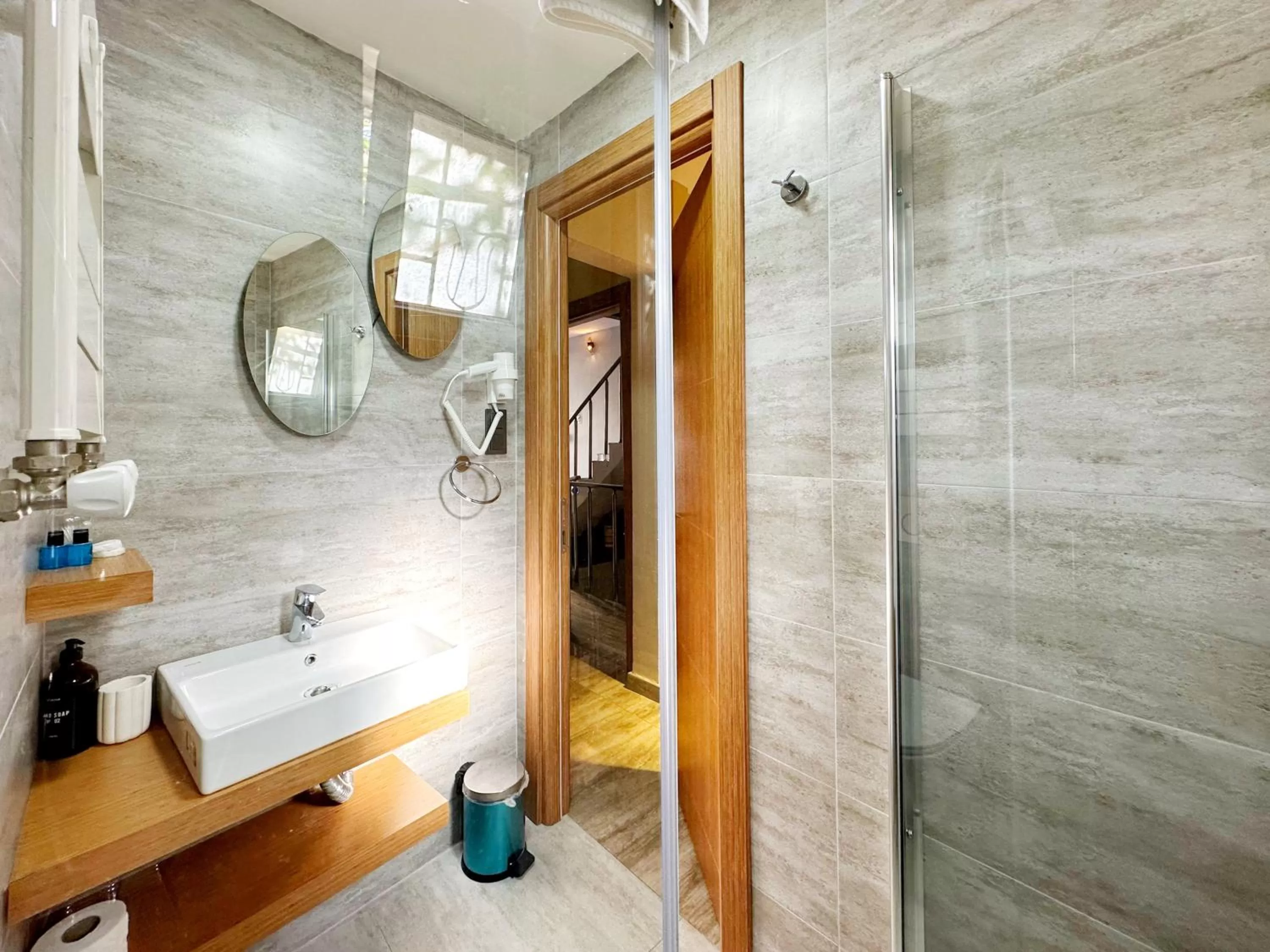 Shower in Sultan Pier Hotel