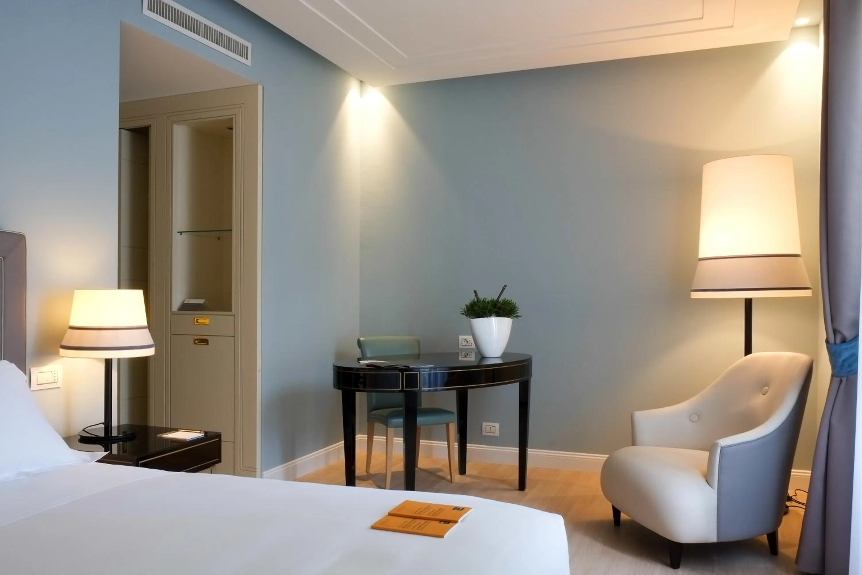 Seating area, Bed in Turin Palace Hotel