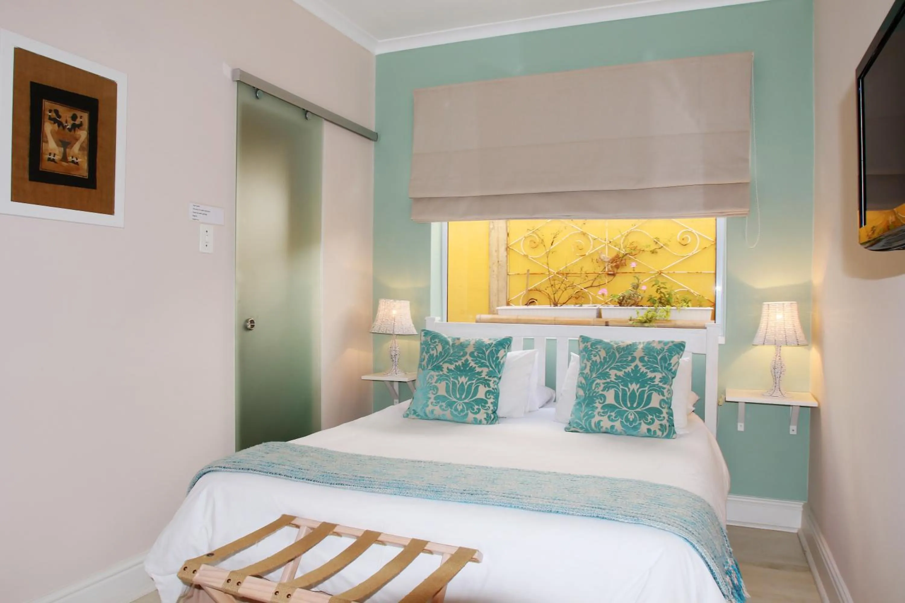 Bathroom, Bed in Dolphin Inn Guesthouse