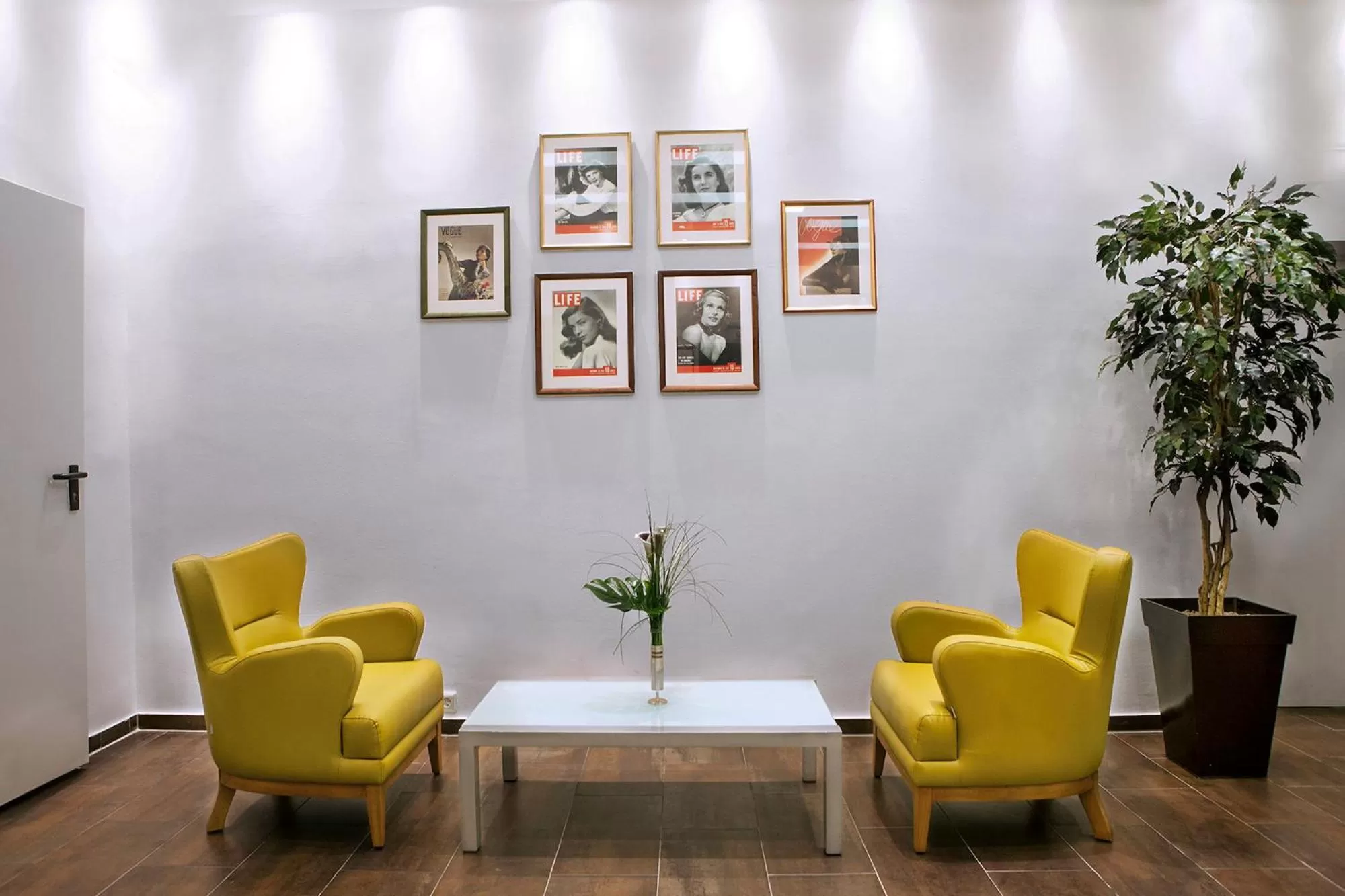 Communal lounge/ TV room in Ramada by Wyndham Frankfurt Central Station