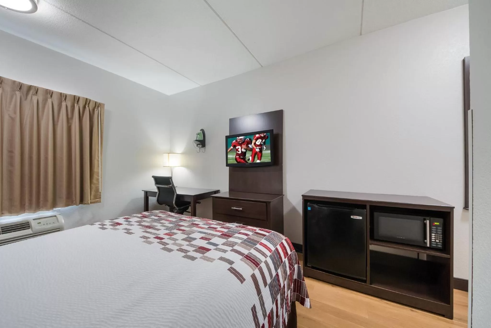 Bedroom, Bed in Red Roof Inn San Antonio - Seaworld Northwest