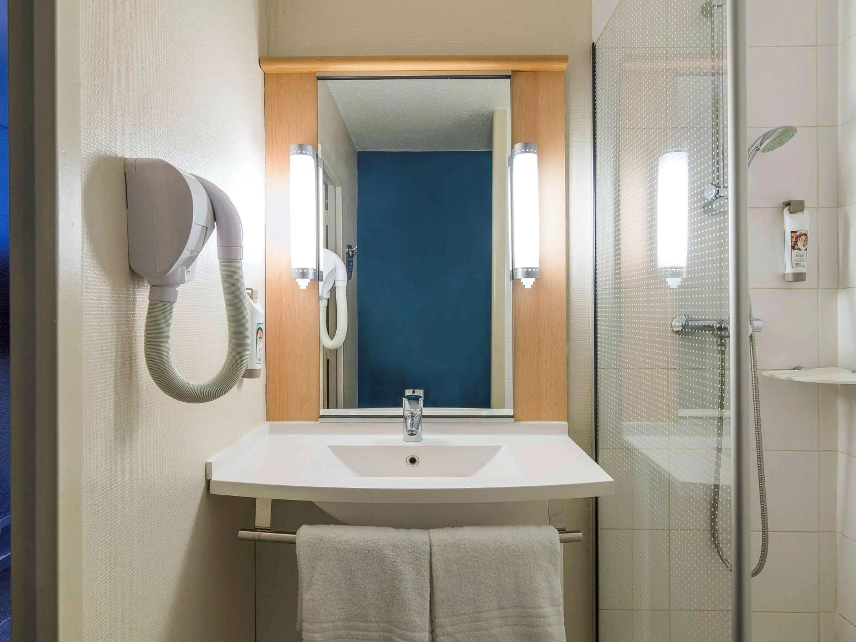 Photo of the whole room in ibis Tours Nord