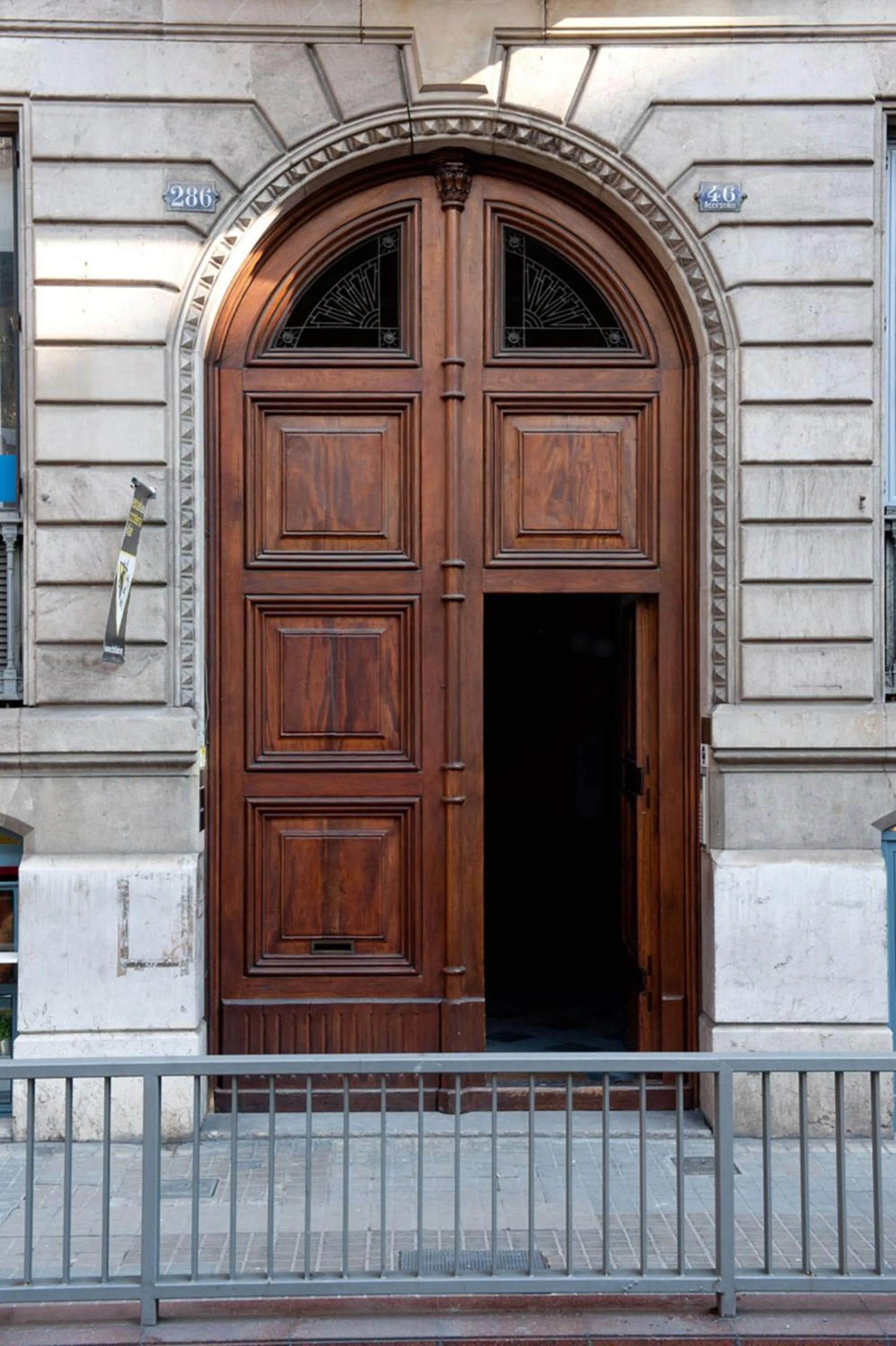 Facade/entrance in Hostal Bcn 46