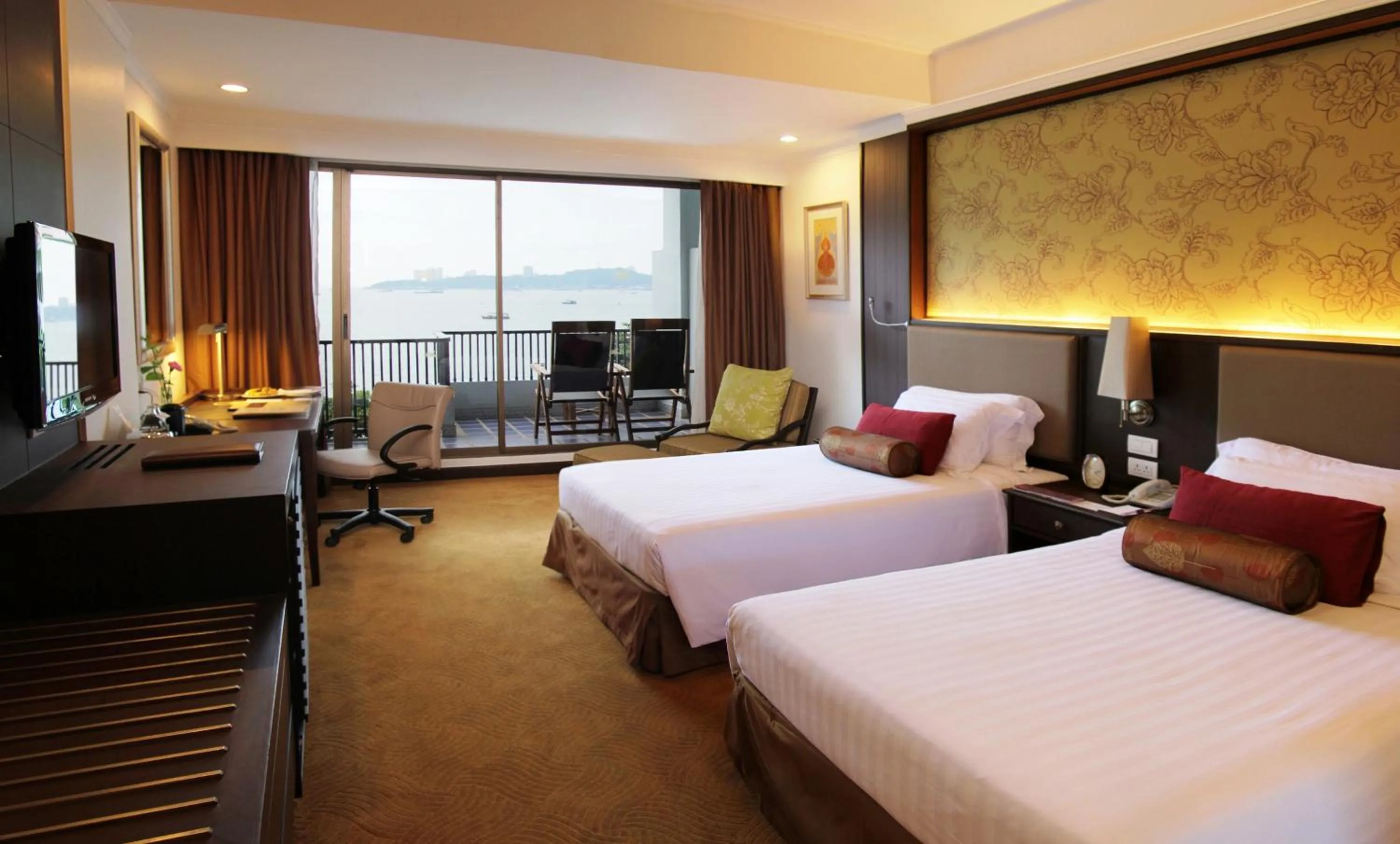 Sea view, Bed in Dusit Thani Pattaya