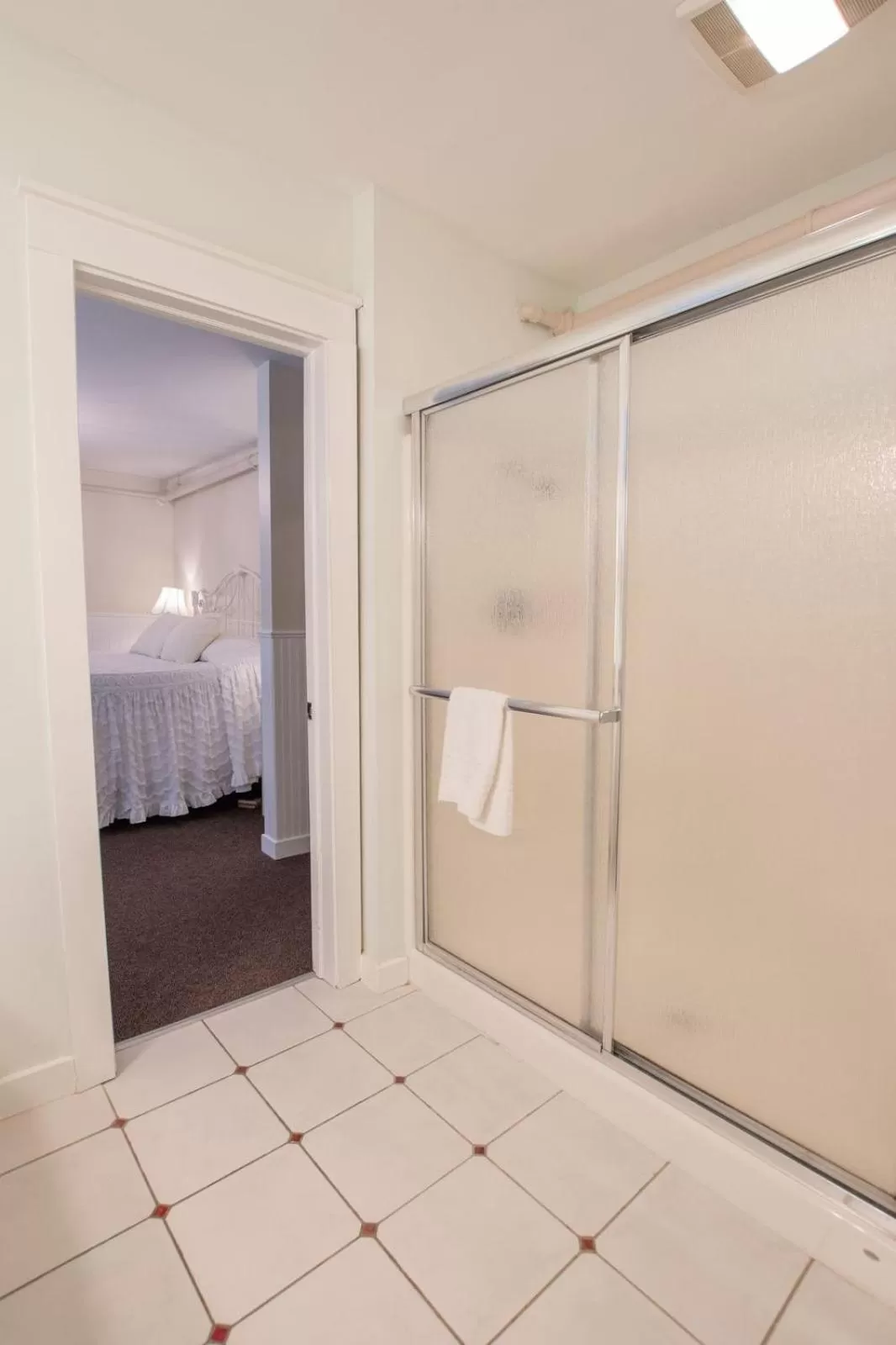 Shower, Bed in Terrace Inn and 1911 Restaurant