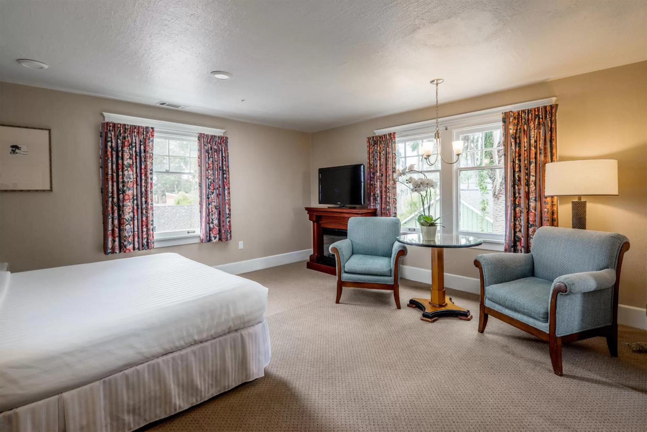 Photo of the whole room, Bed in Butterfly Grove Inn