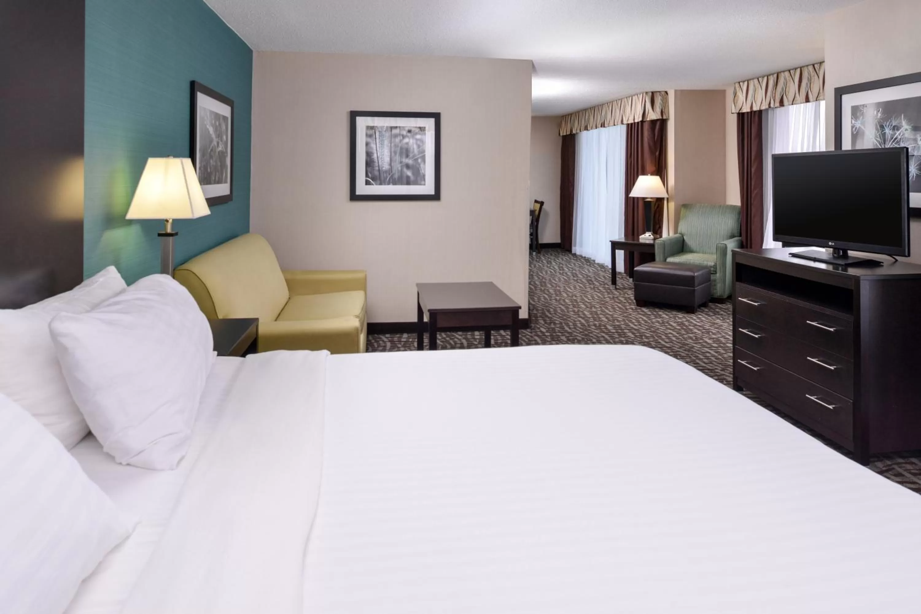 King Suite - Non-Smoking in Holiday Inn Express Hotel & Suites Youngstown - North Lima/Boardman, an IHG Hotel