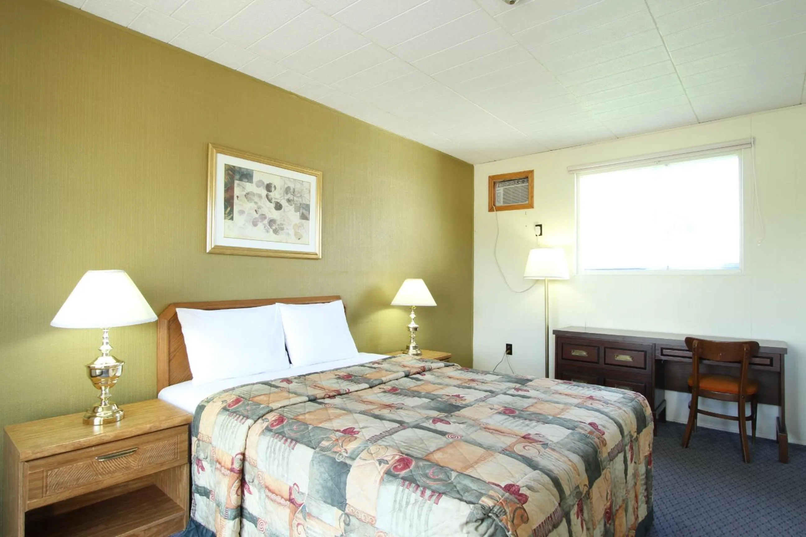 Day, Bed in Save Inn