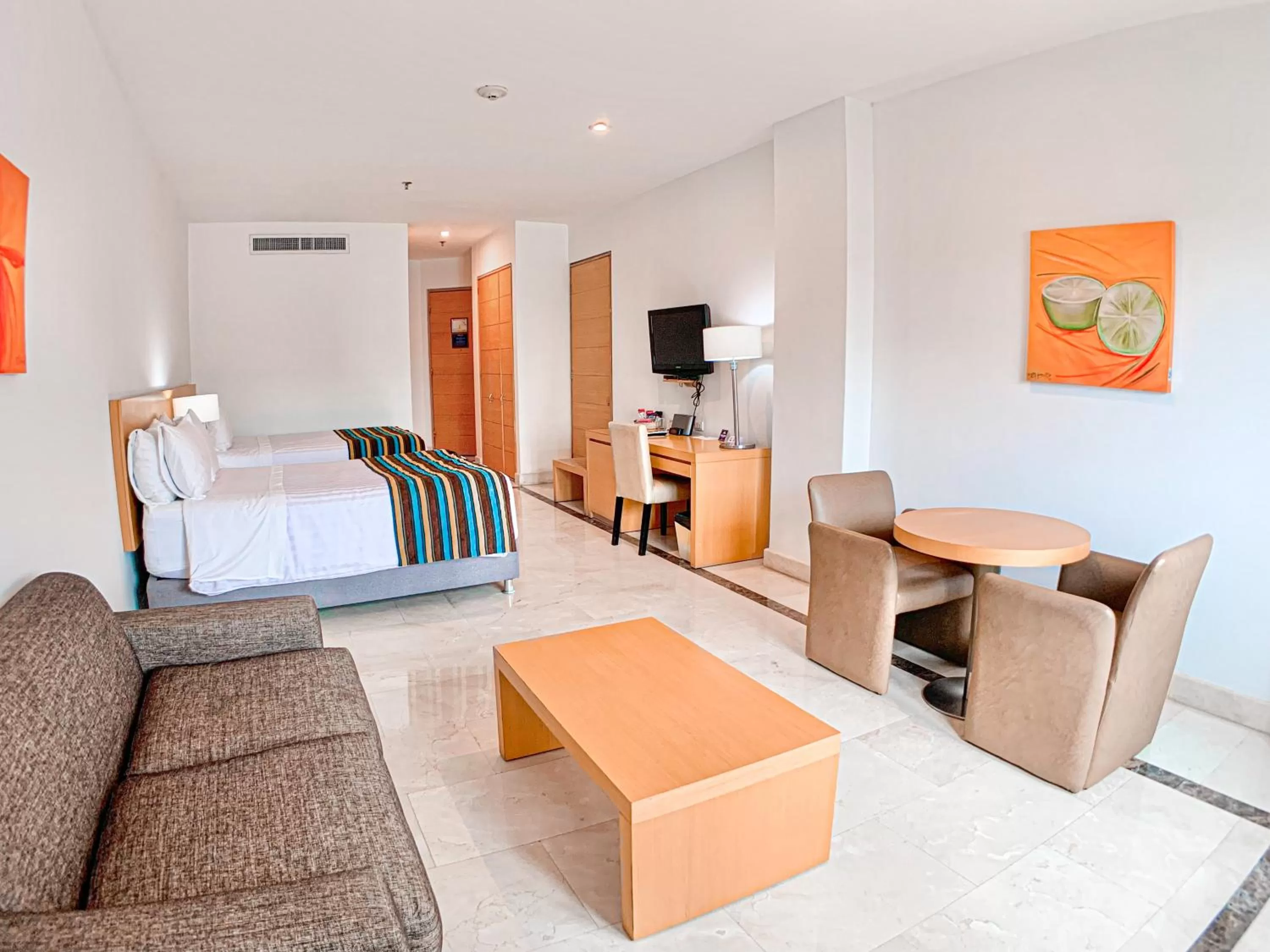 Living room, Bed in Hotel Dann Carlton Barranquilla y Centro de Convenciones