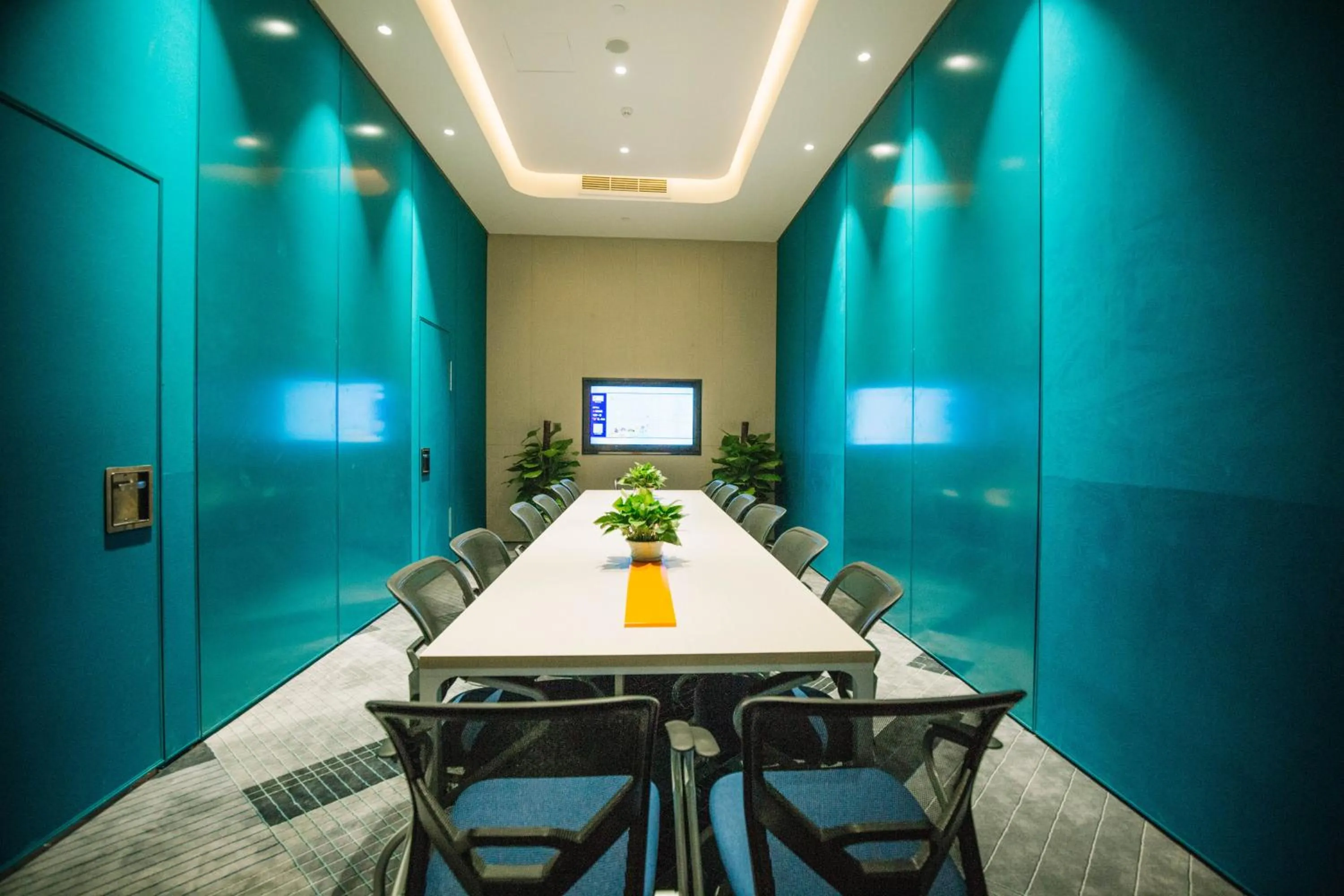 Meeting/conference room in Holiday Inn Express Ningbo Fenghua by IHG
