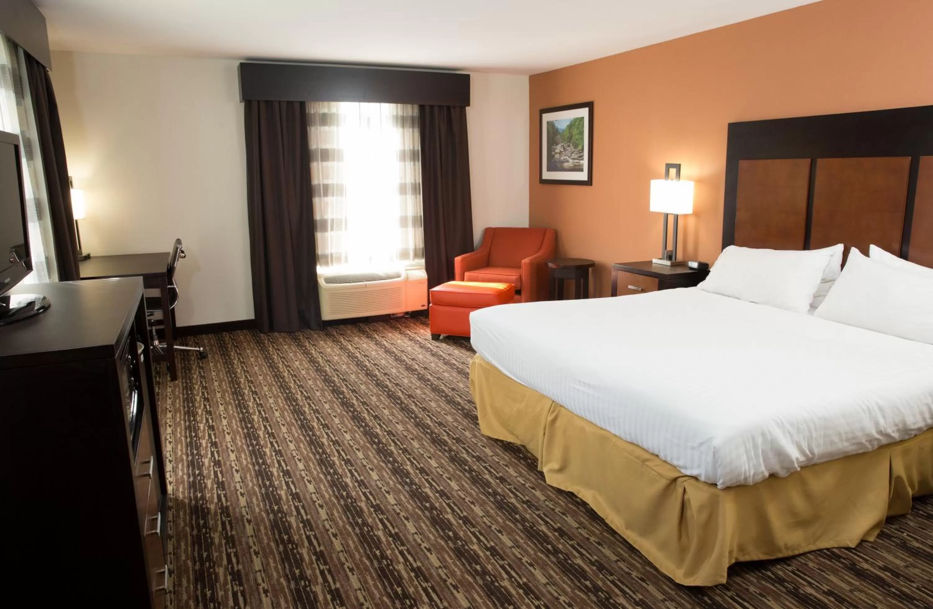 Photo of the whole room, Bed in Holiday Inn Express Hotel & Suites Cherokee-Casino by IHG