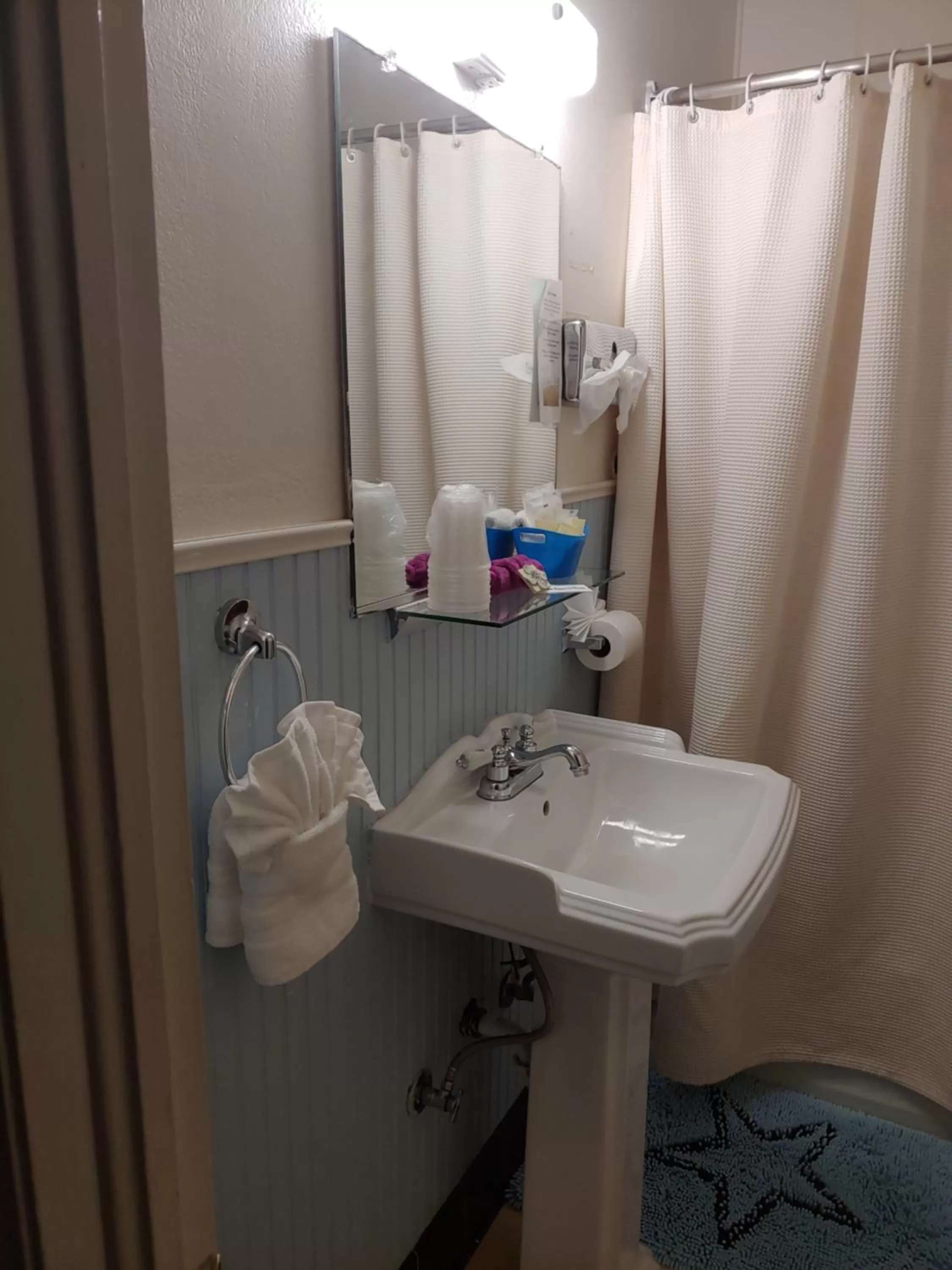 Bathroom in Hillcrest Inn